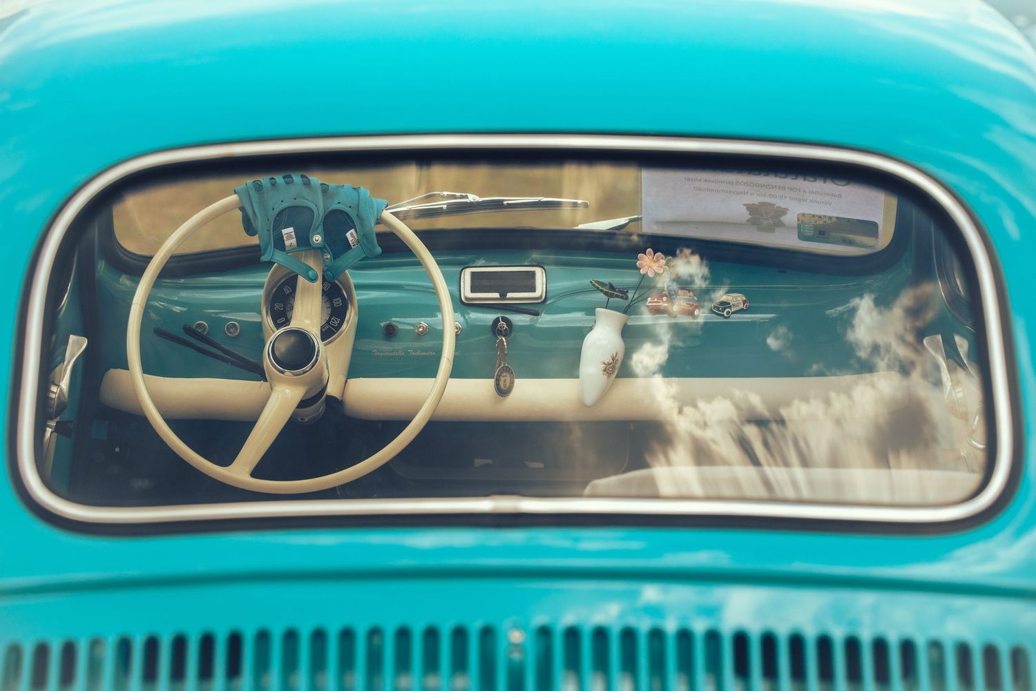 Kék old timer autó krém színű beltere a hátsó ablaktól fotózva