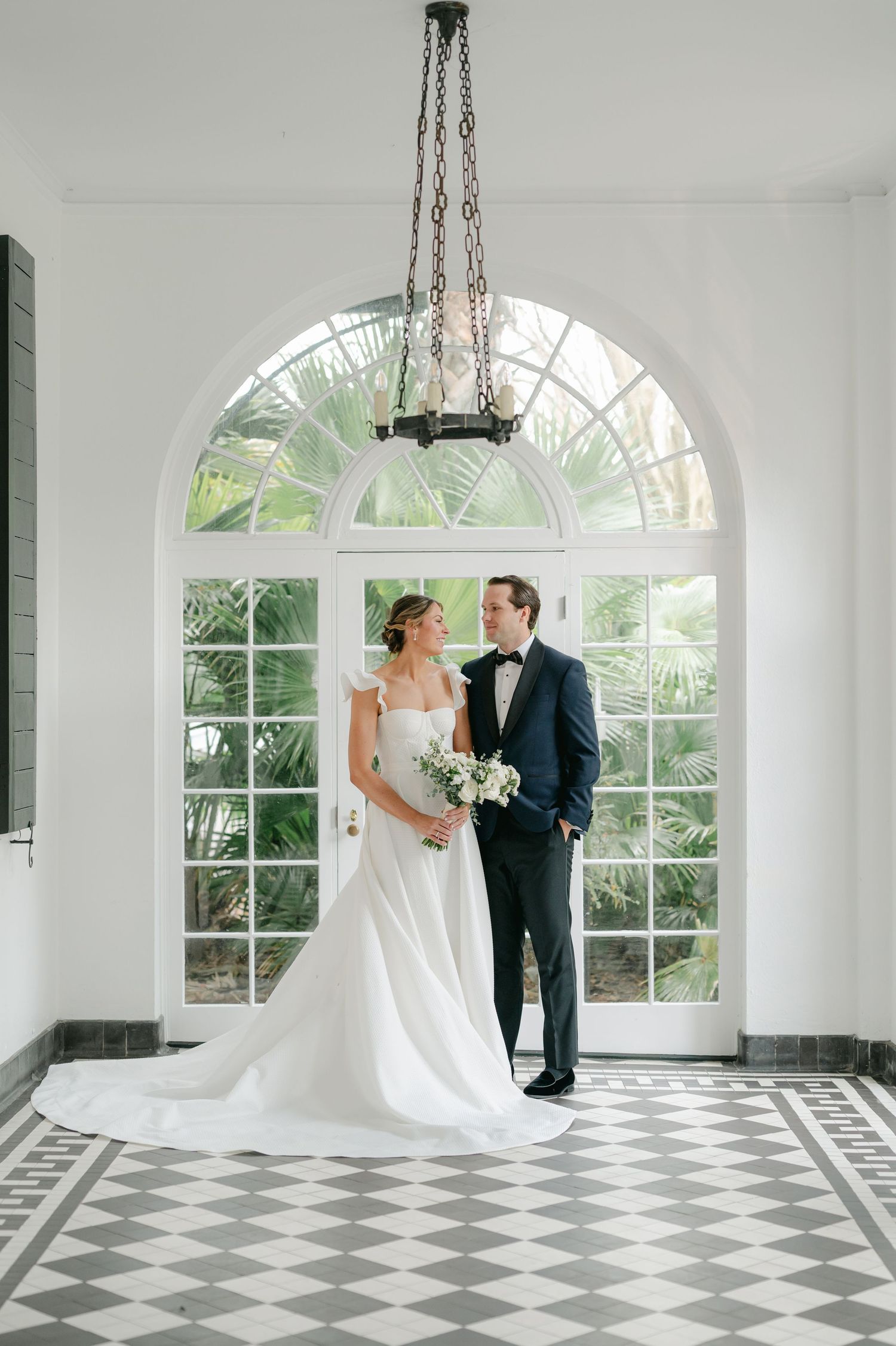 Lowndes Grove wedding photography captured by candid, timeless Charleston wedding photographer, Allison Hanson Photography