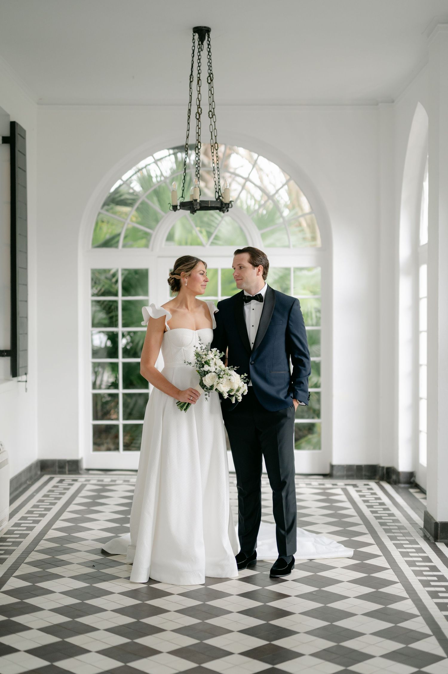 Lowndes Grove wedding photography captured by candid, timeless Charleston wedding photographer, Allison Hanson Photography