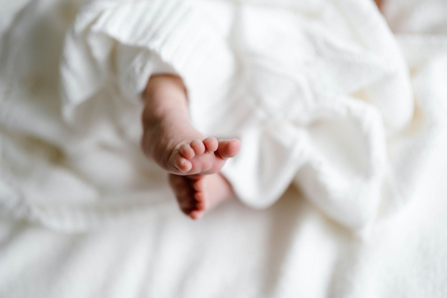 Sunshine Coast photography - family in home photography session - newborn photography - newborn feet