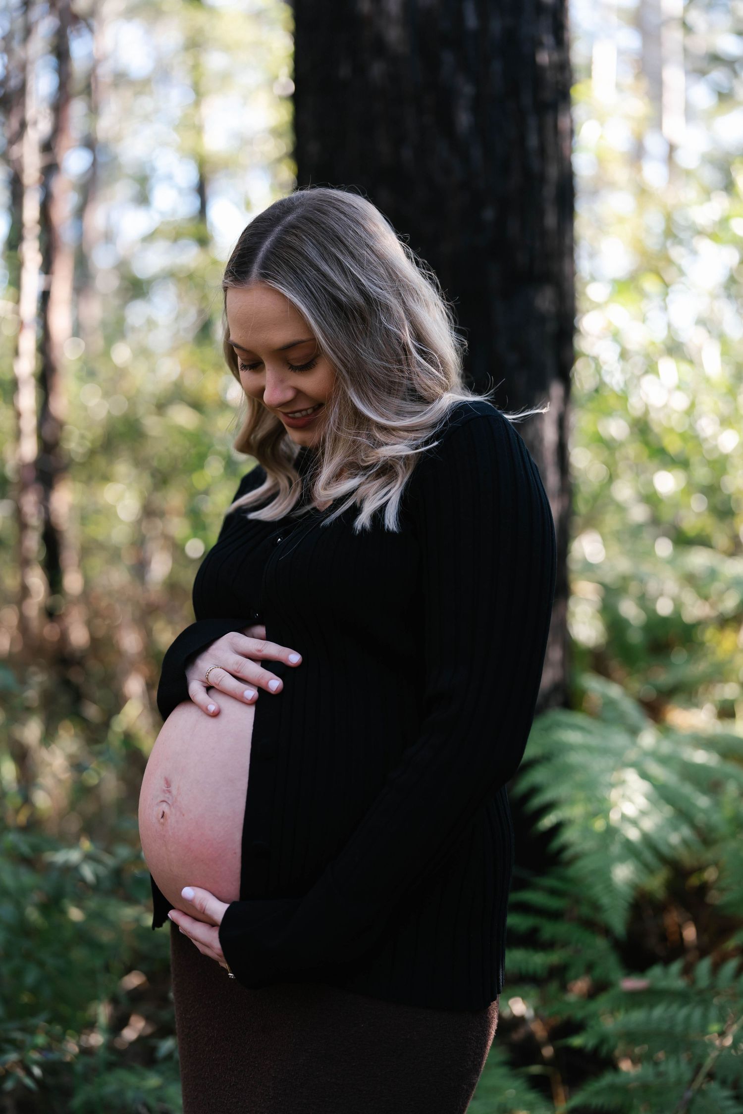 Sunshine Coast photography - outdoor maternity photography session - mum and baby bump