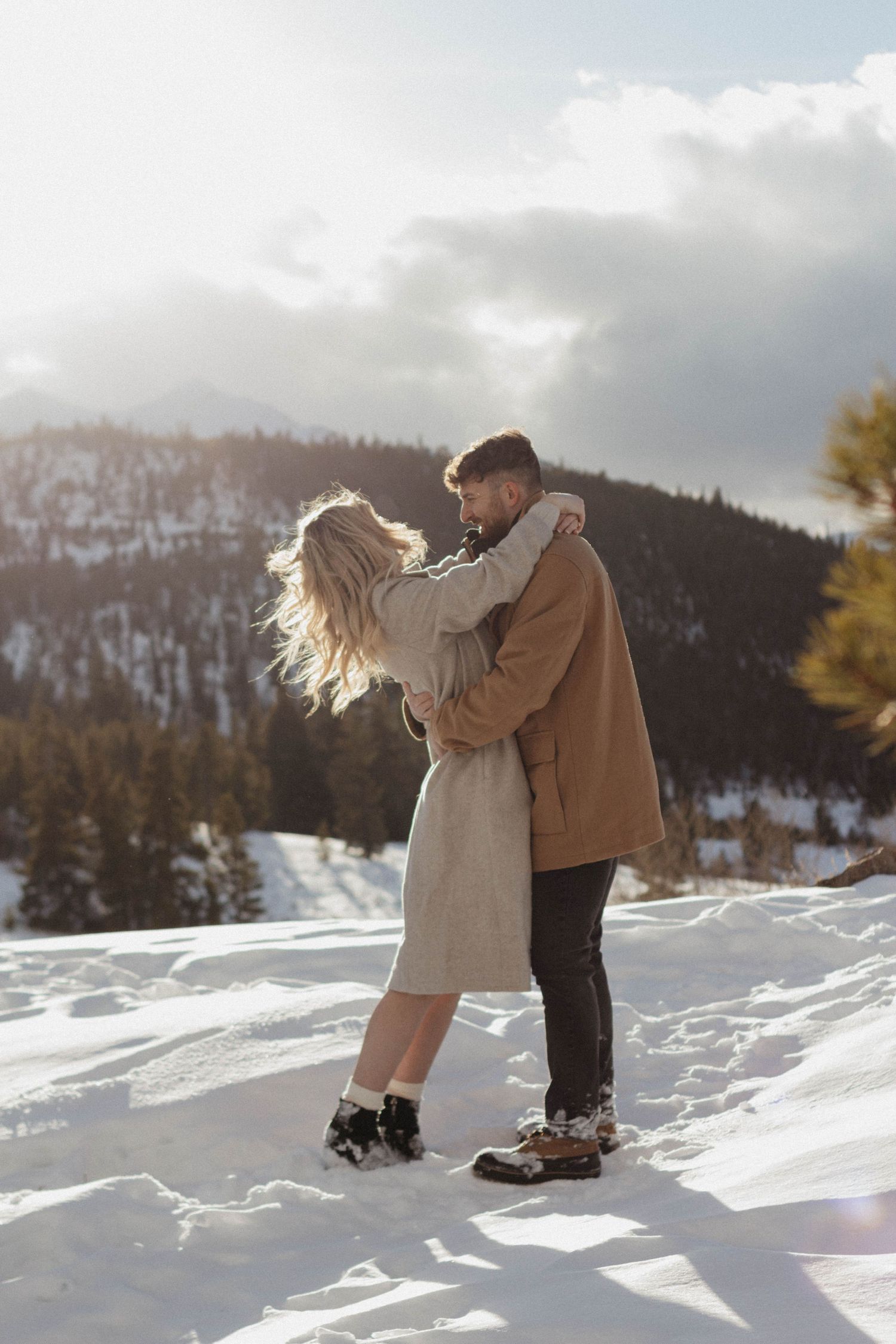 Engagement session in Breckenridge, Colorado. Mountains background engagement session, Colorado. Engagement session winter in Colorado.