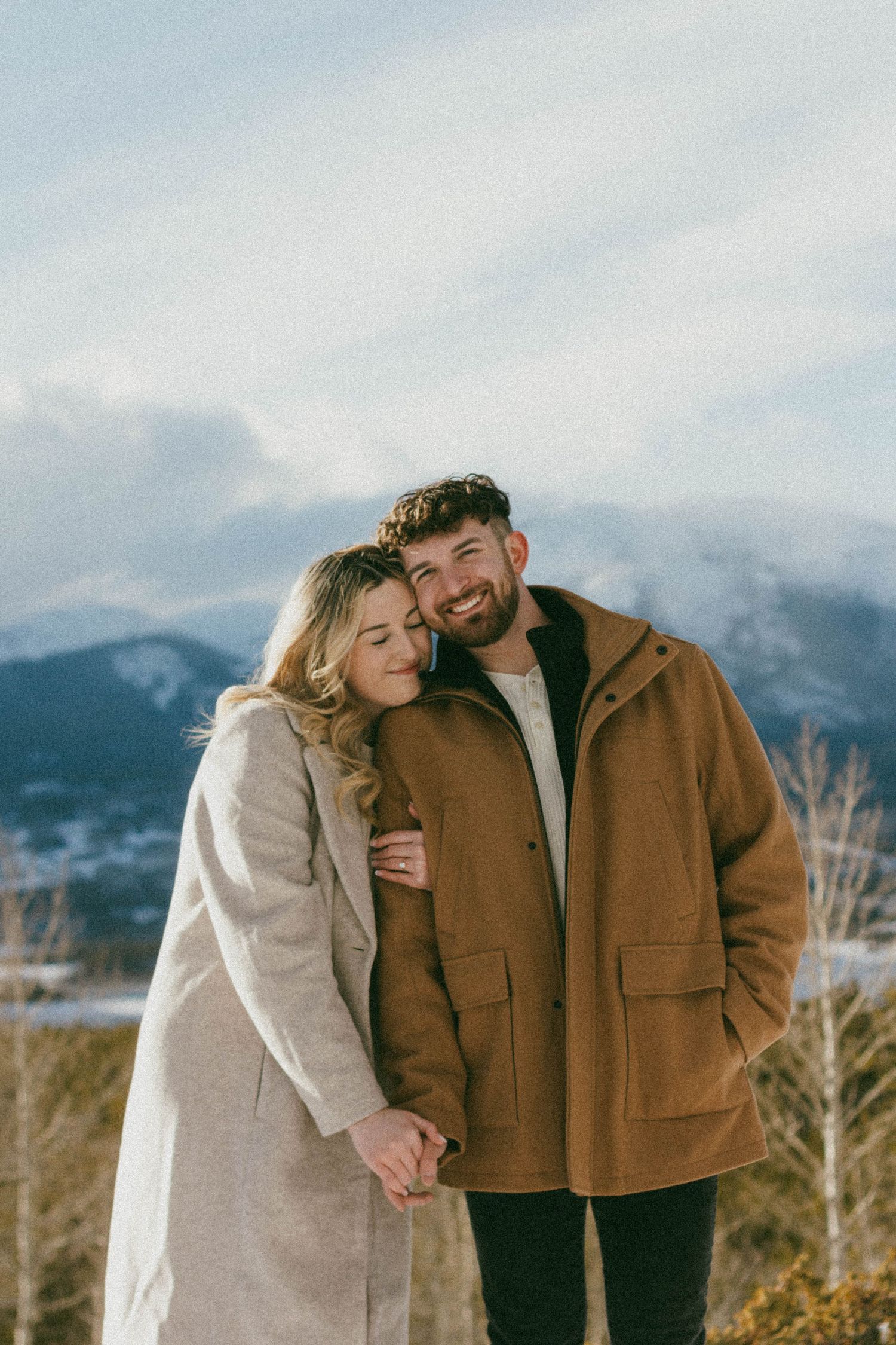 Engagement session in Breckenridge, Colorado. Mountains background engagement session, Colorado. Engagement session winter in Colorado.
