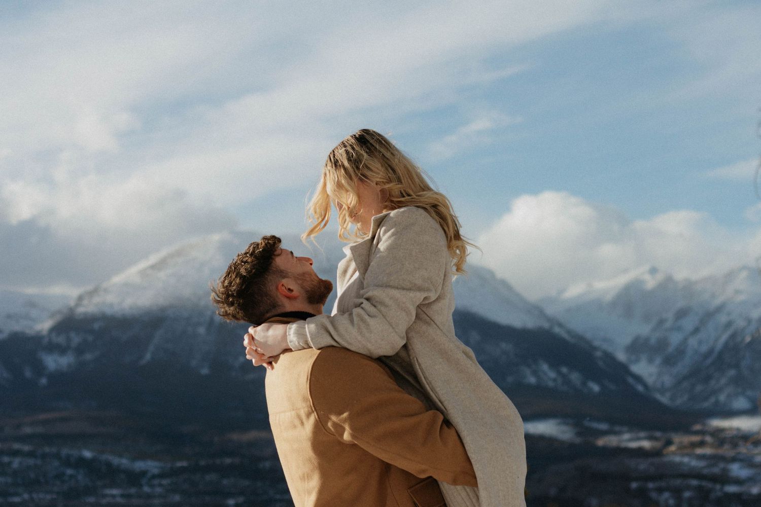 Engagement session in Breckenridge, Colorado. Mountains background engagement session.
