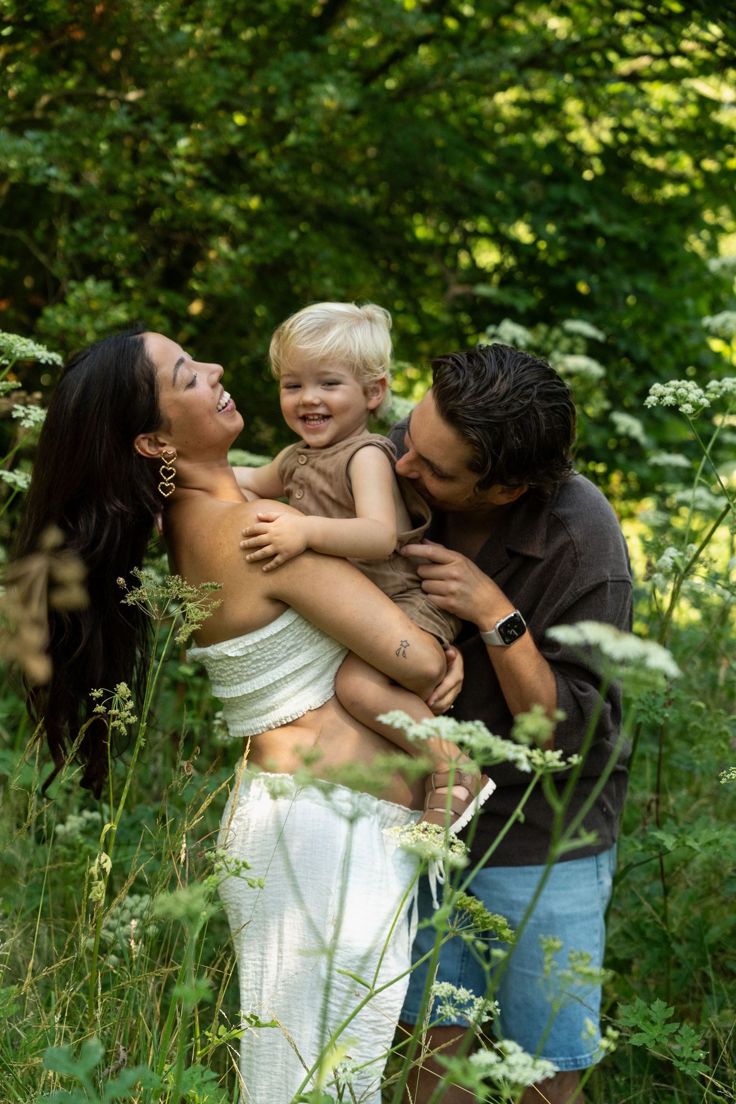 Pregnancy zwangerschap family fotoshoot kijkduin delft green wild flowers golden hour lifestyle fotograaf caja photography