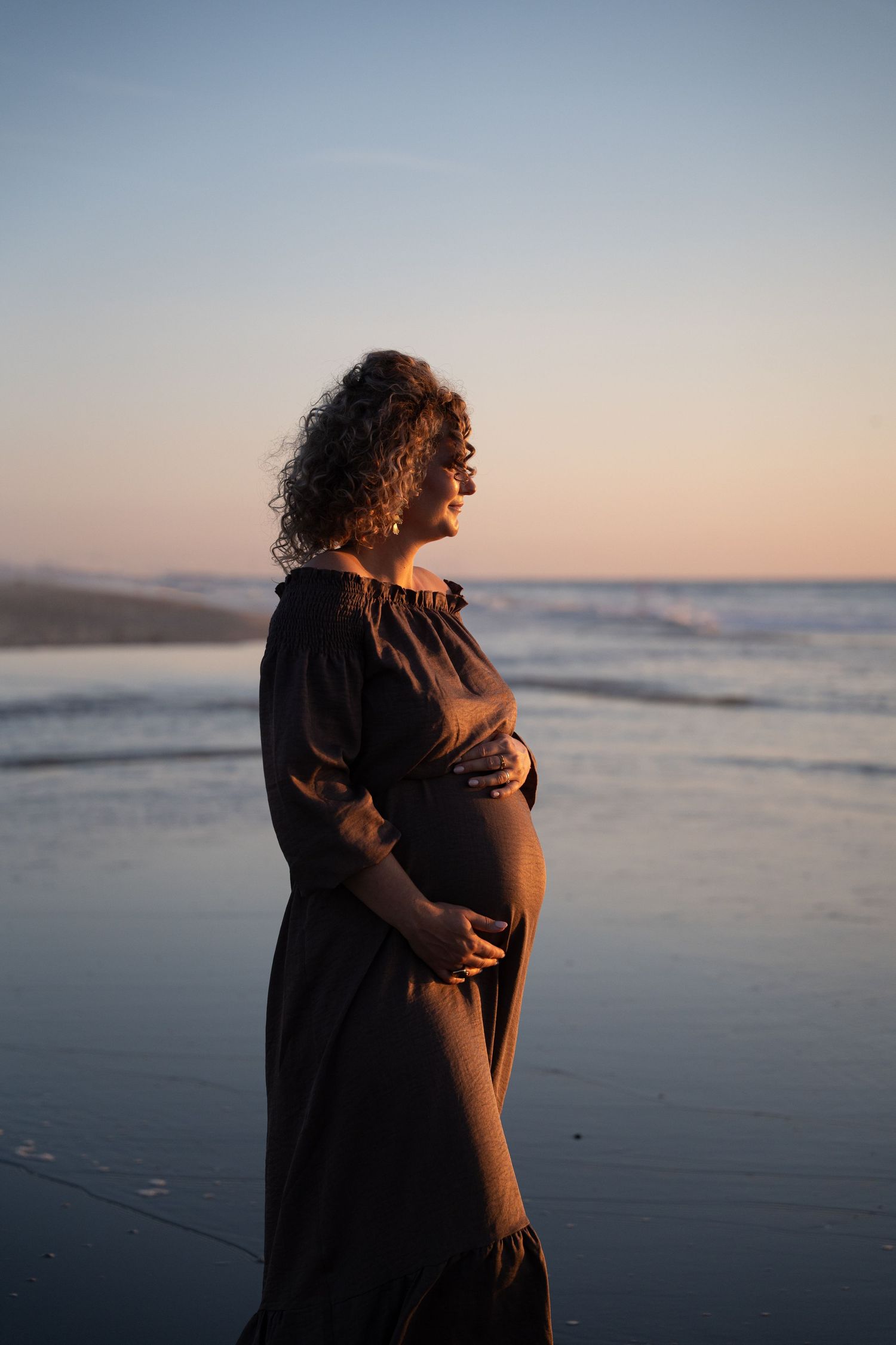 Pregnancy zwangerschap fotoshoot kijkduin delft strand golden hour lifestyle fotograaf caja photography