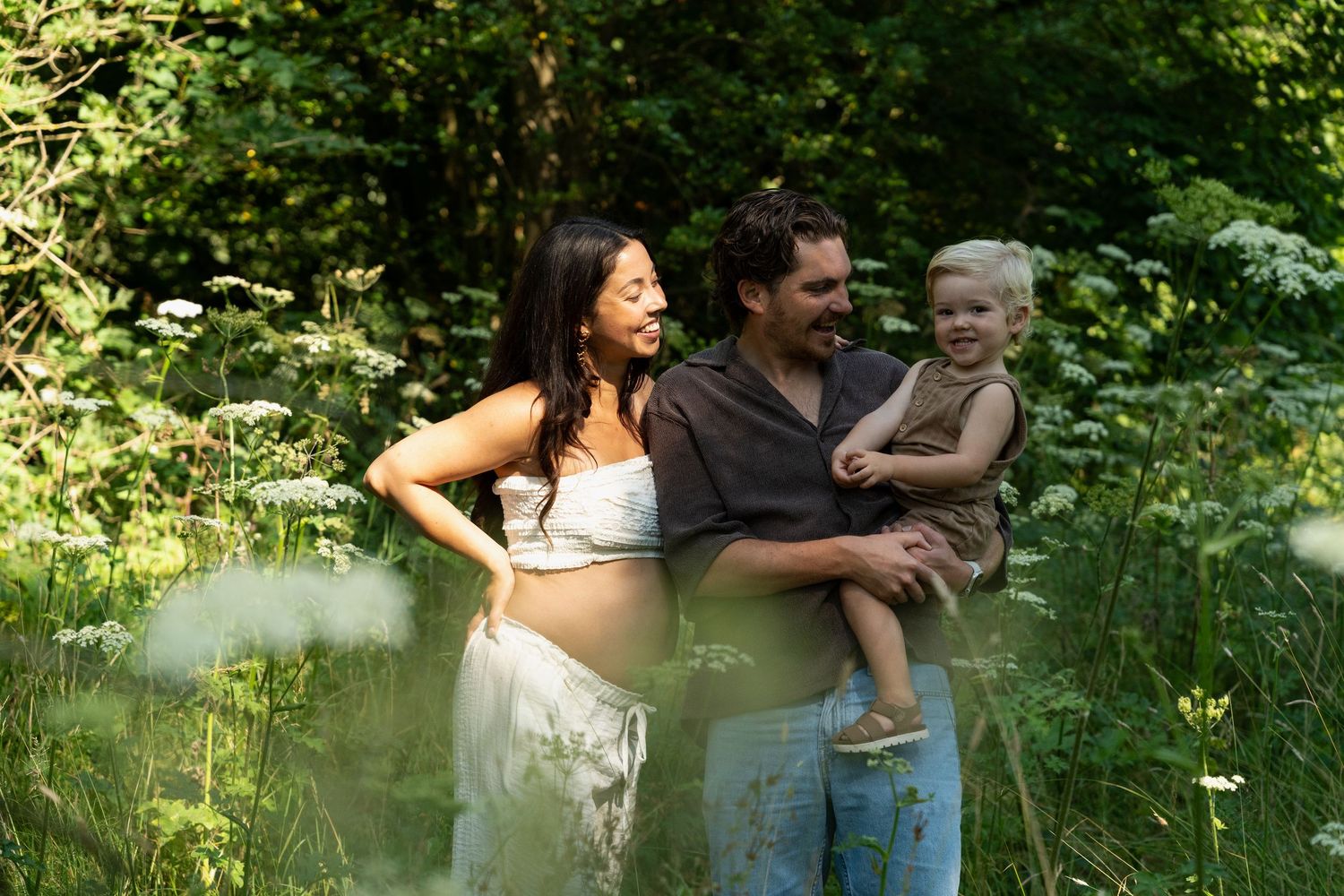 Pregnancy zwangerschap family fotoshoot kijkduin delft green wild flowers golden hour lifestyle fotograaf caja photography
