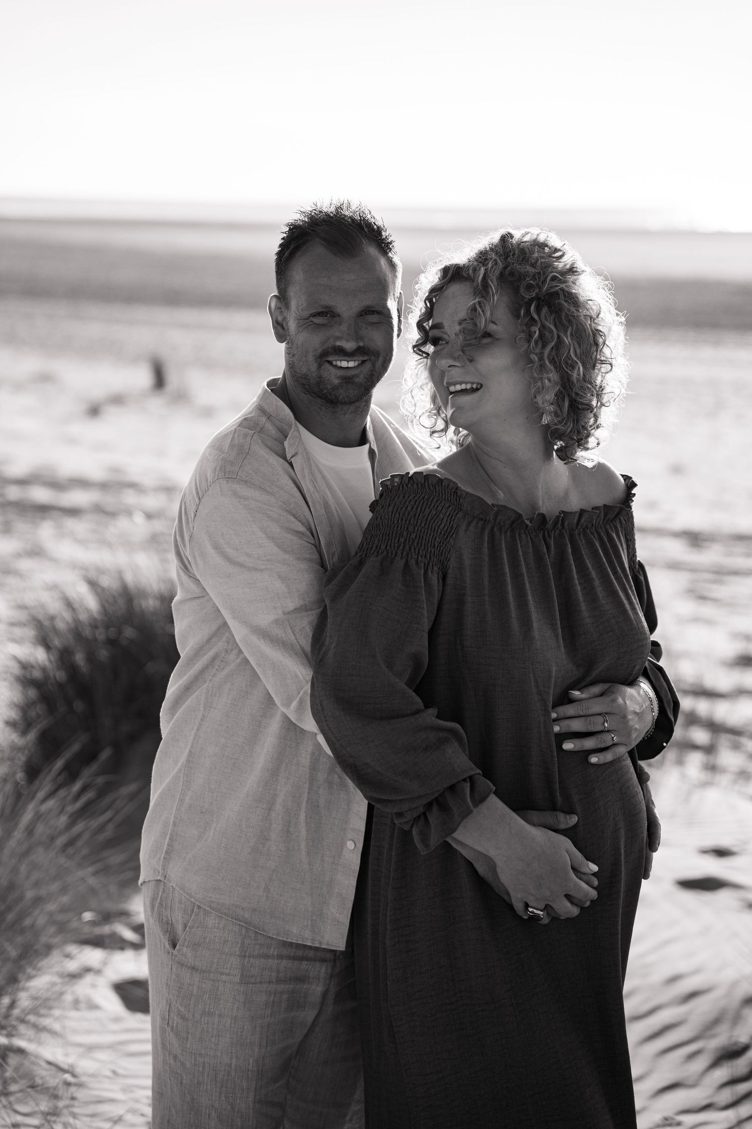 Pregnancy zwangerschap fotoshoot kijkduin delft strand golden hour lifestyle fotograaf caja photography