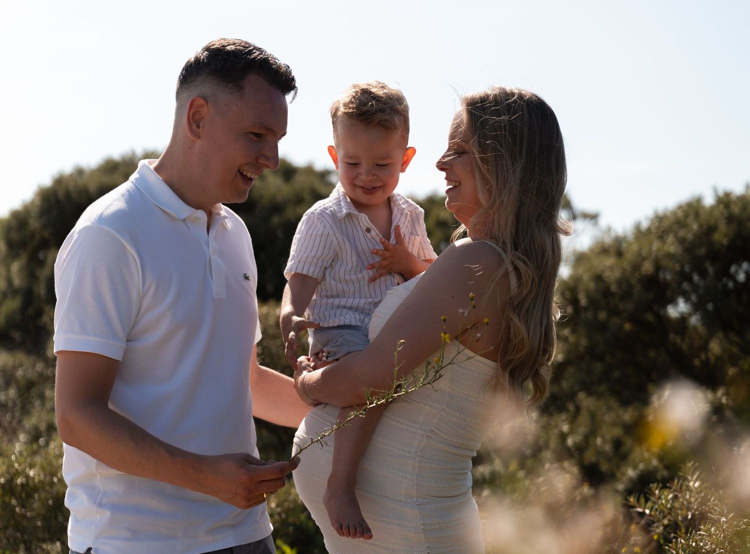 Pregnancy zwangerschap family fotoshoot kijkduin delft green wild flowers golden hour lifestyle fotograaf caja photography