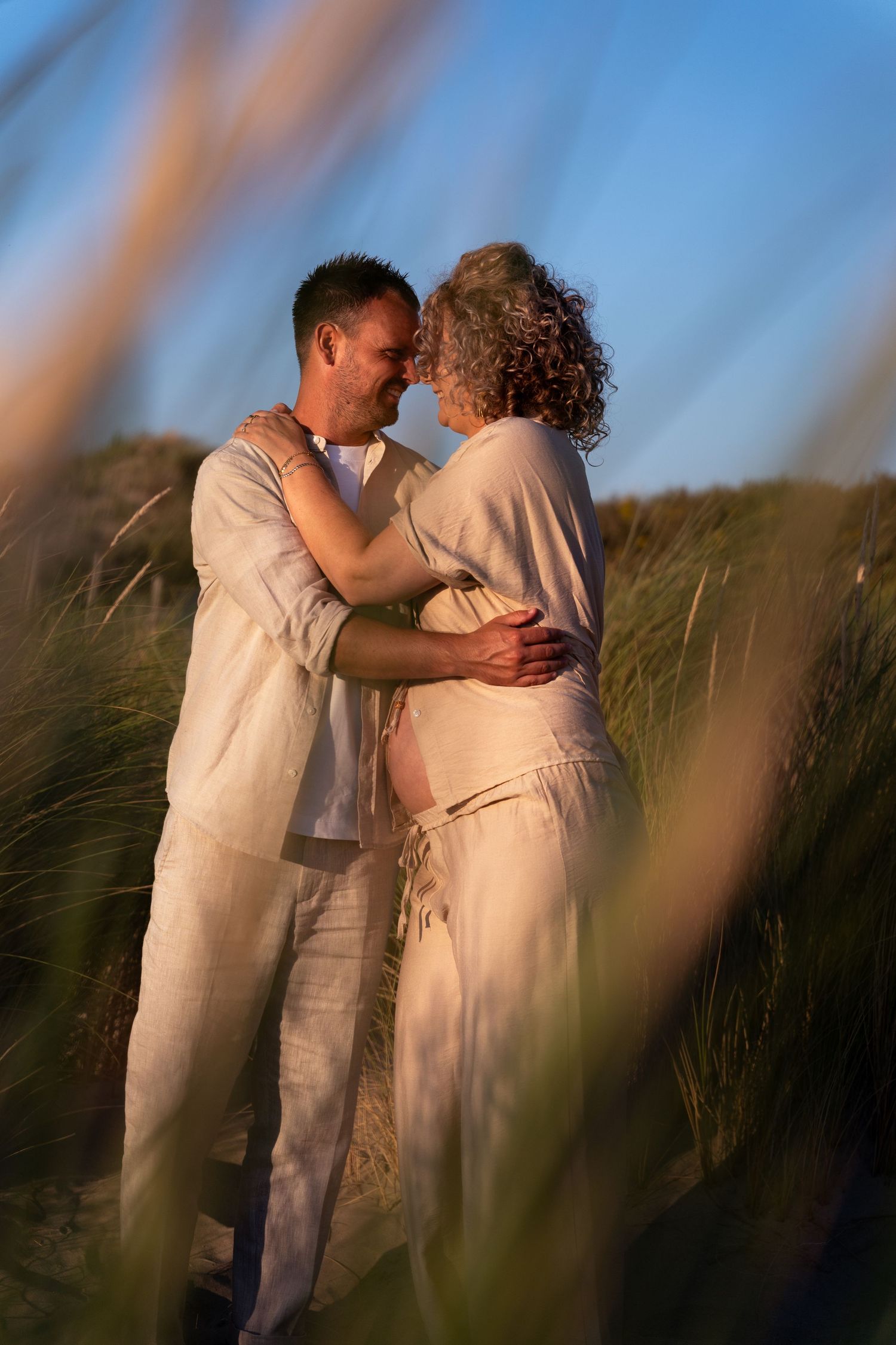 Pregnancy zwangerschap fotoshoot kijkduin delft strand golden hour lifestyle fotograaf caja photography
