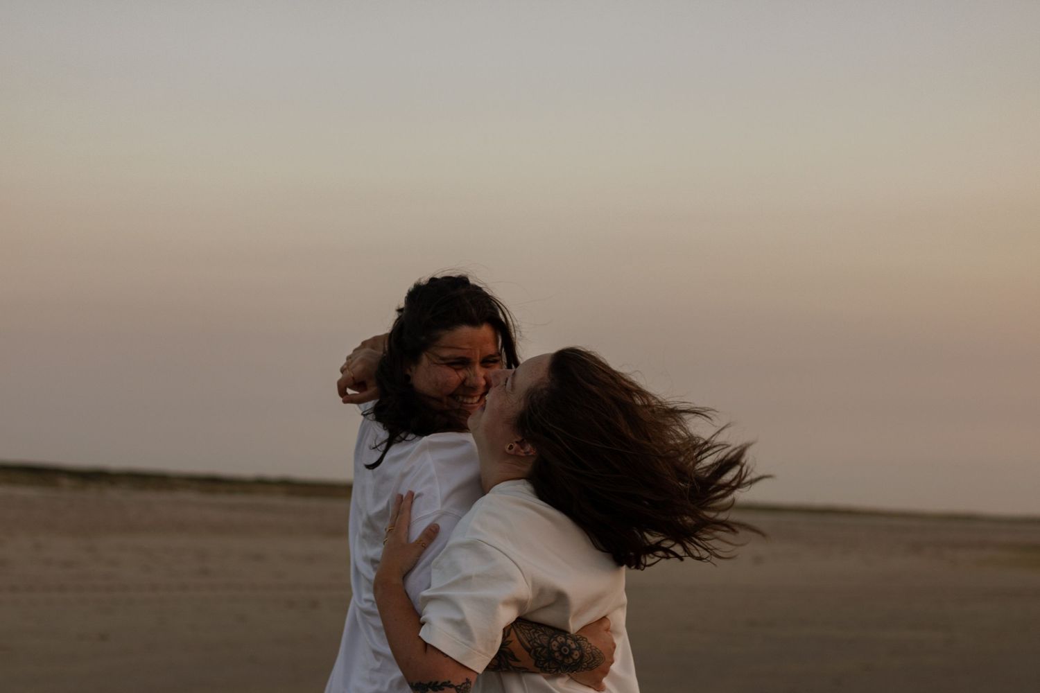 family love wedding fotoshoot kijkduin delft strand golden hour lifestyle fotograaf caja photography