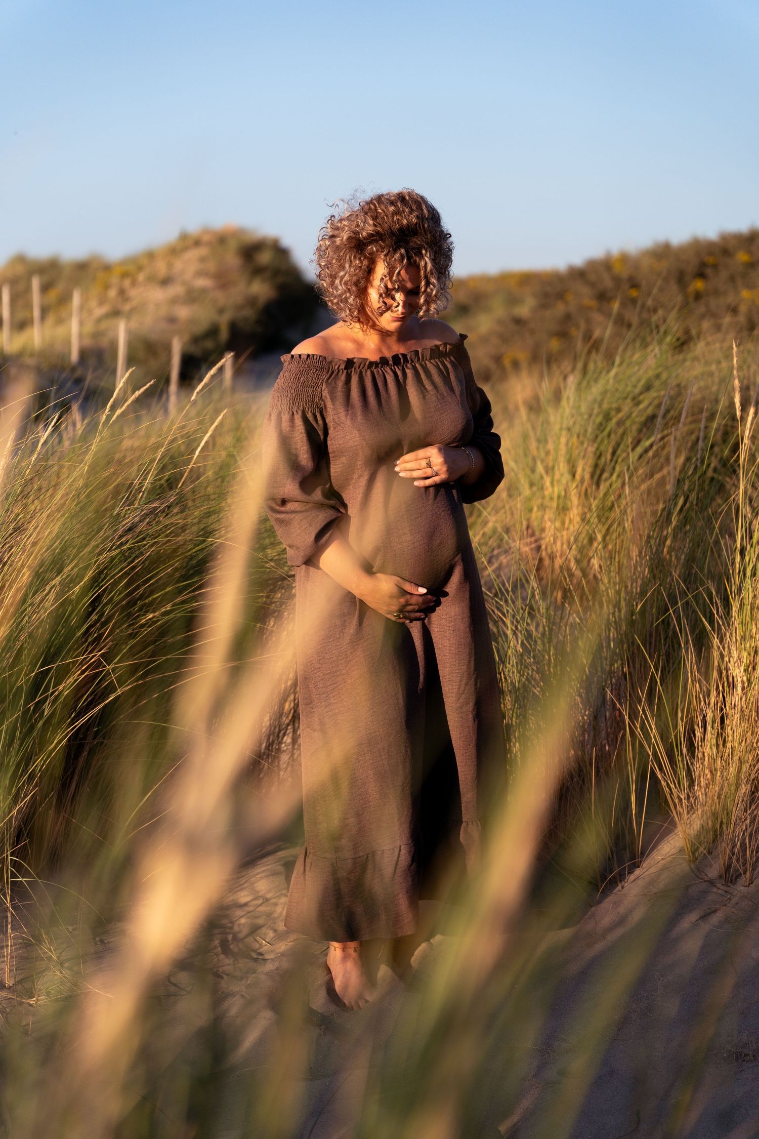 Pregnancy zwangerschap fotoshoot kijkduin delft strand golden hour lifestyle fotograaf caja photography