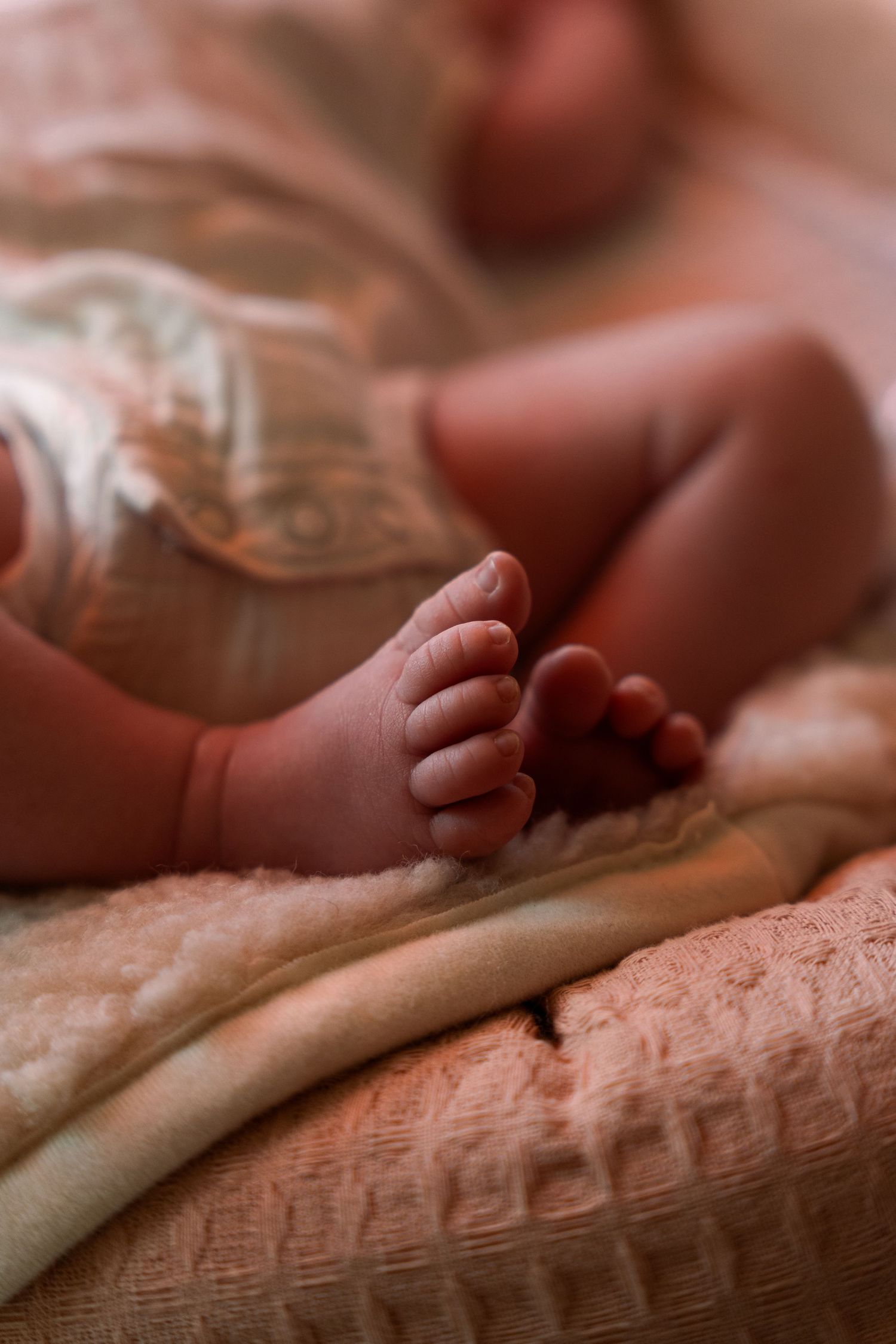 newborn zwangerschap fotoshoot home delft nude breastfeeding borstvoeding lifestyle fotograaf caja photography