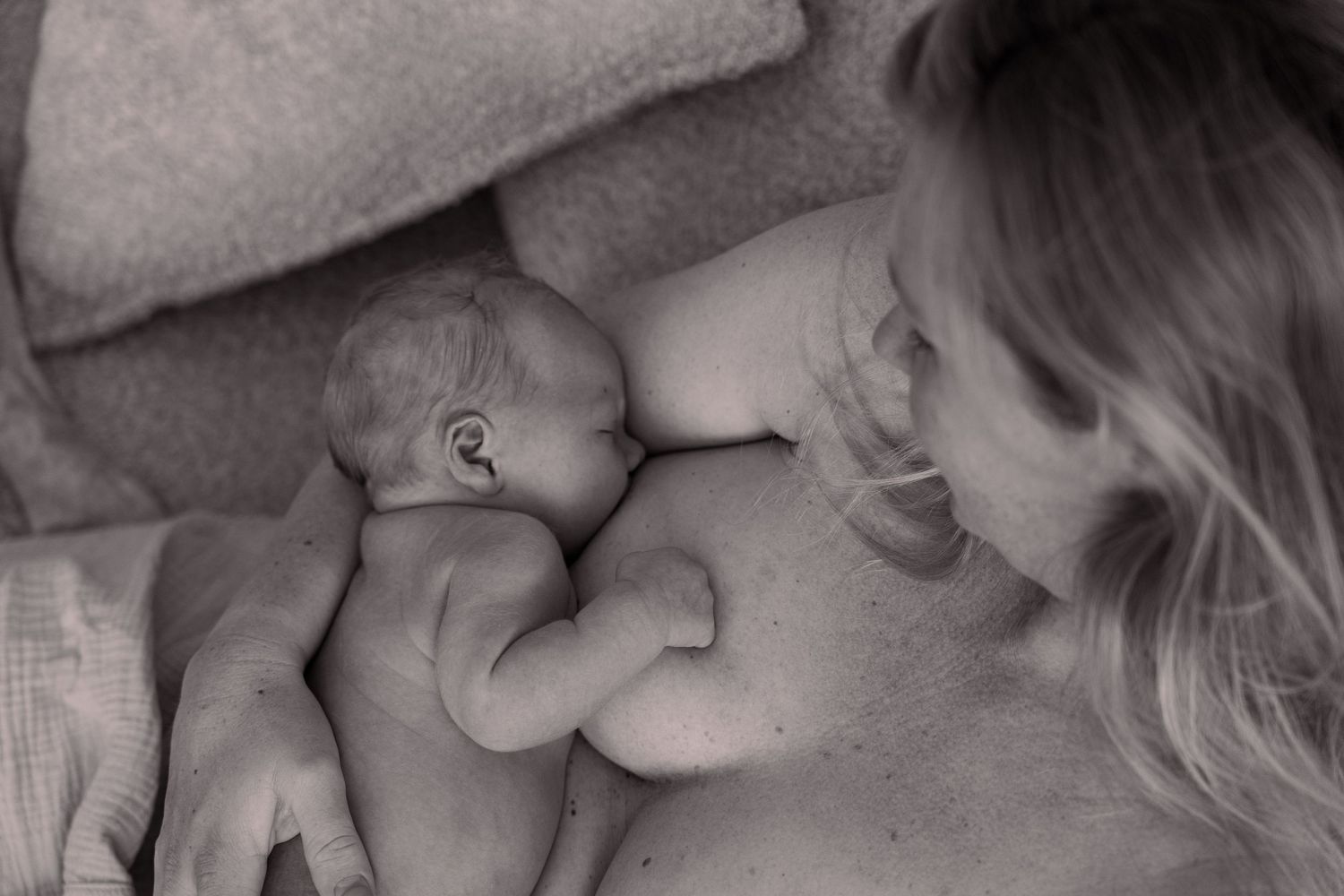 newborn zwangerschap fotoshoot home delft nude breastfeeding borstvoeding lifestyle fotograaf caja photography