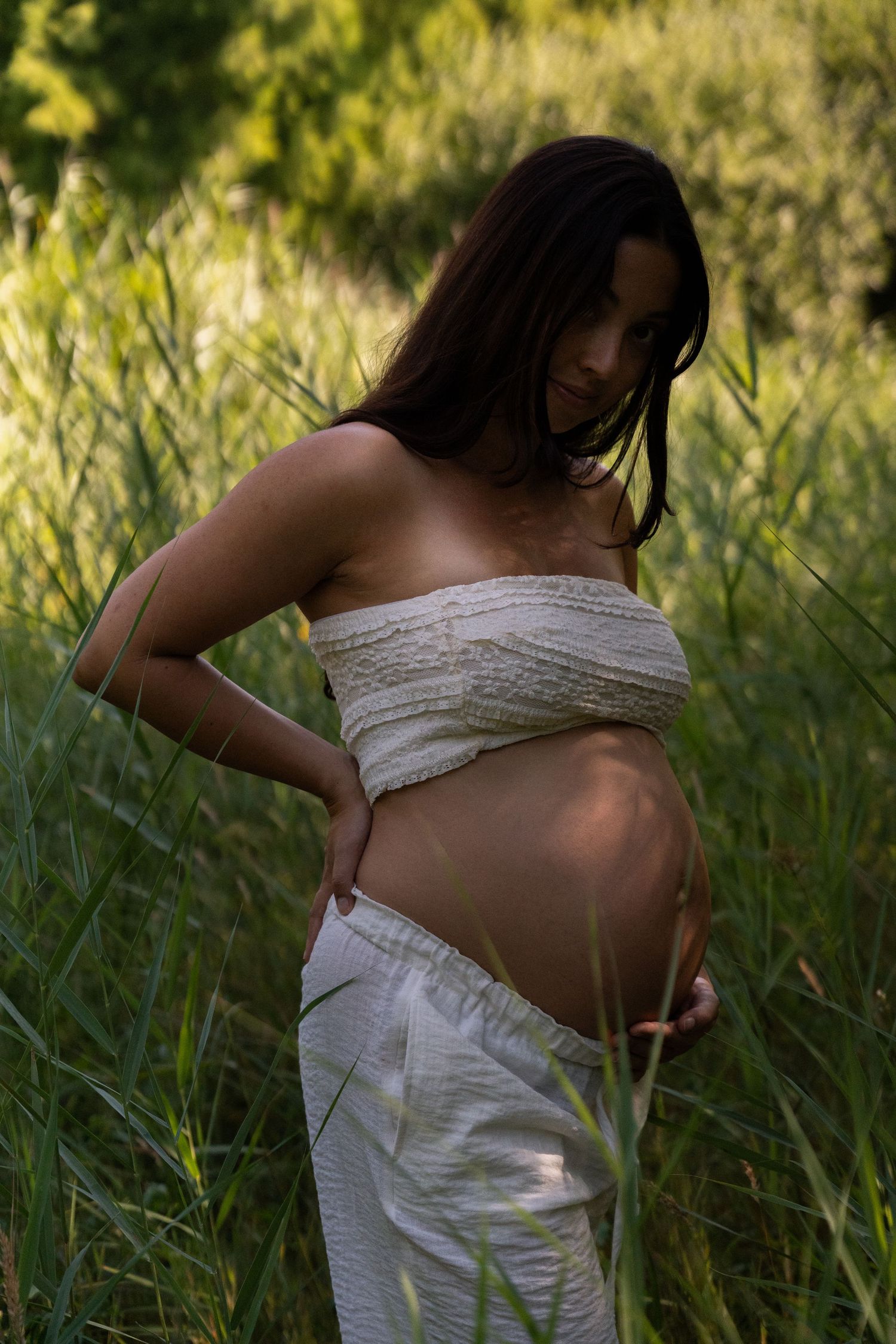 Pregnancy zwangerschap family fotoshoot kijkduin delft green wild flowers golden hour lifestyle fotograaf caja photography