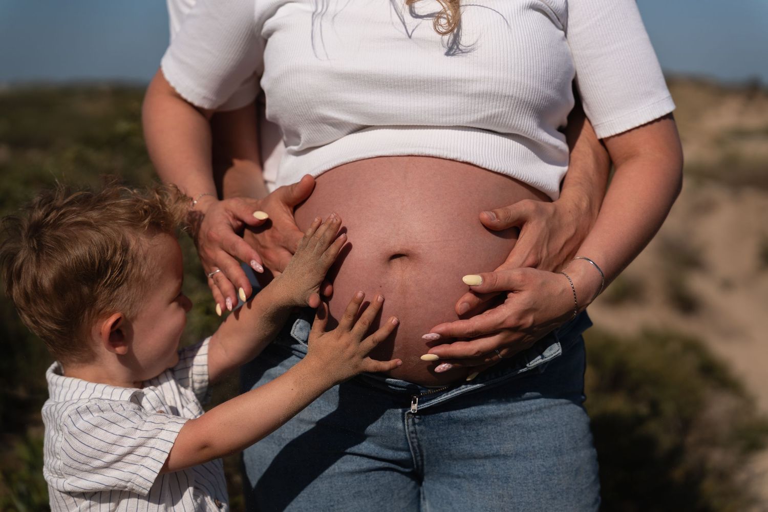 Pregnancy zwangerschap fotoshoot kijkduin delft strand golden hour lifestyle fotograaf caja photography