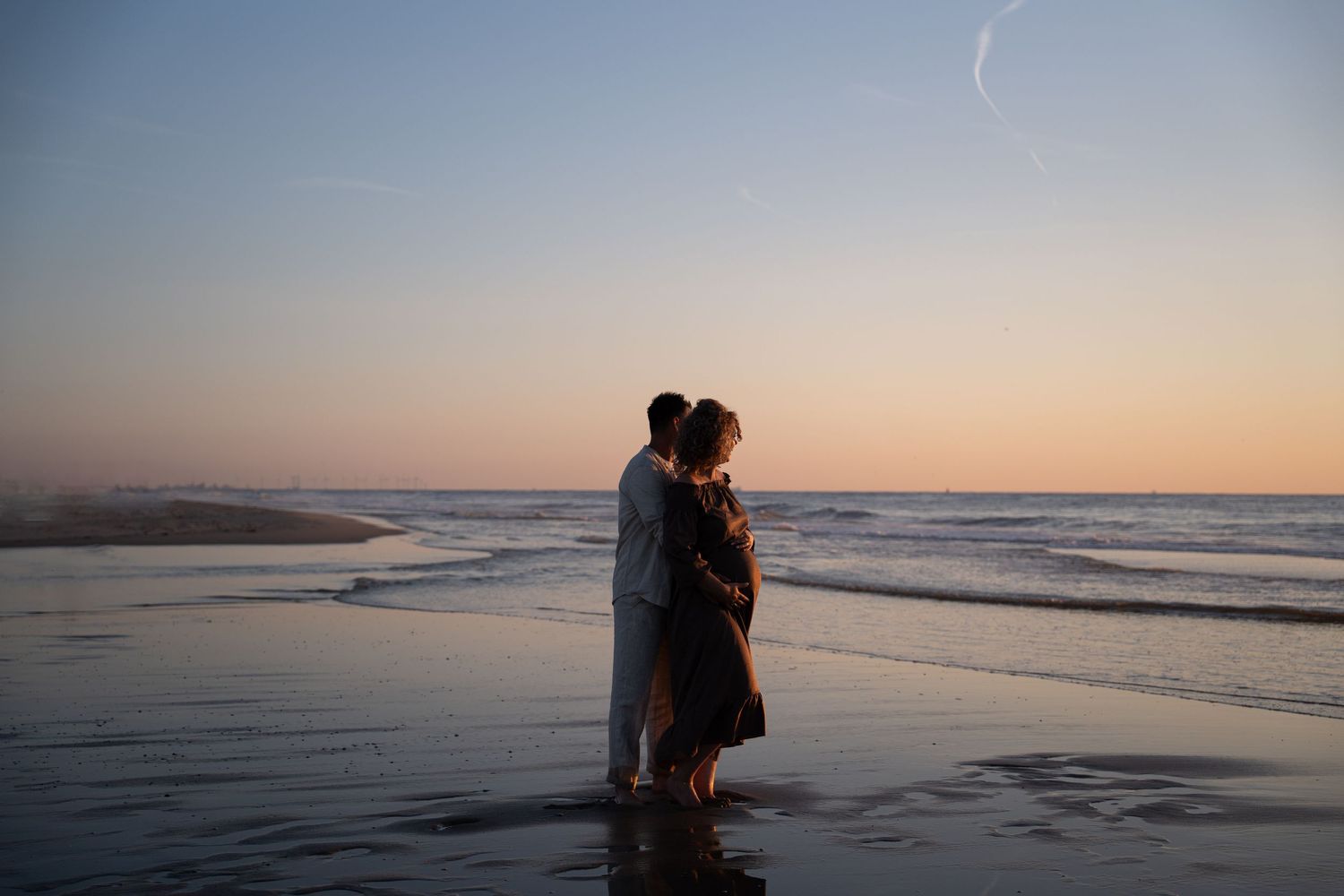 Pregnancy zwangerschap fotoshoot kijkduin delft strand golden hour lifestyle fotograaf caja photography