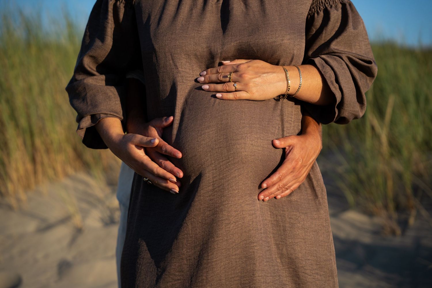 Pregnancy zwangerschap fotoshoot kijkduin delft strand golden hour lifestyle fotograaf caja photography