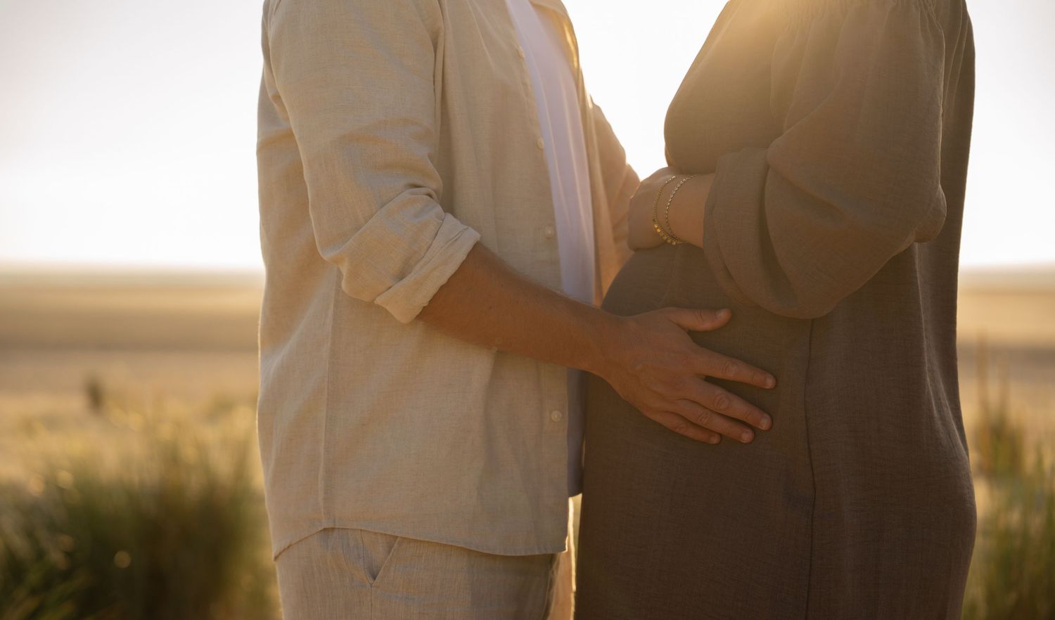 Pregnancy zwangerschap fotoshoot kijkduin delft strand golden hour lifestyle fotograaf caja photography