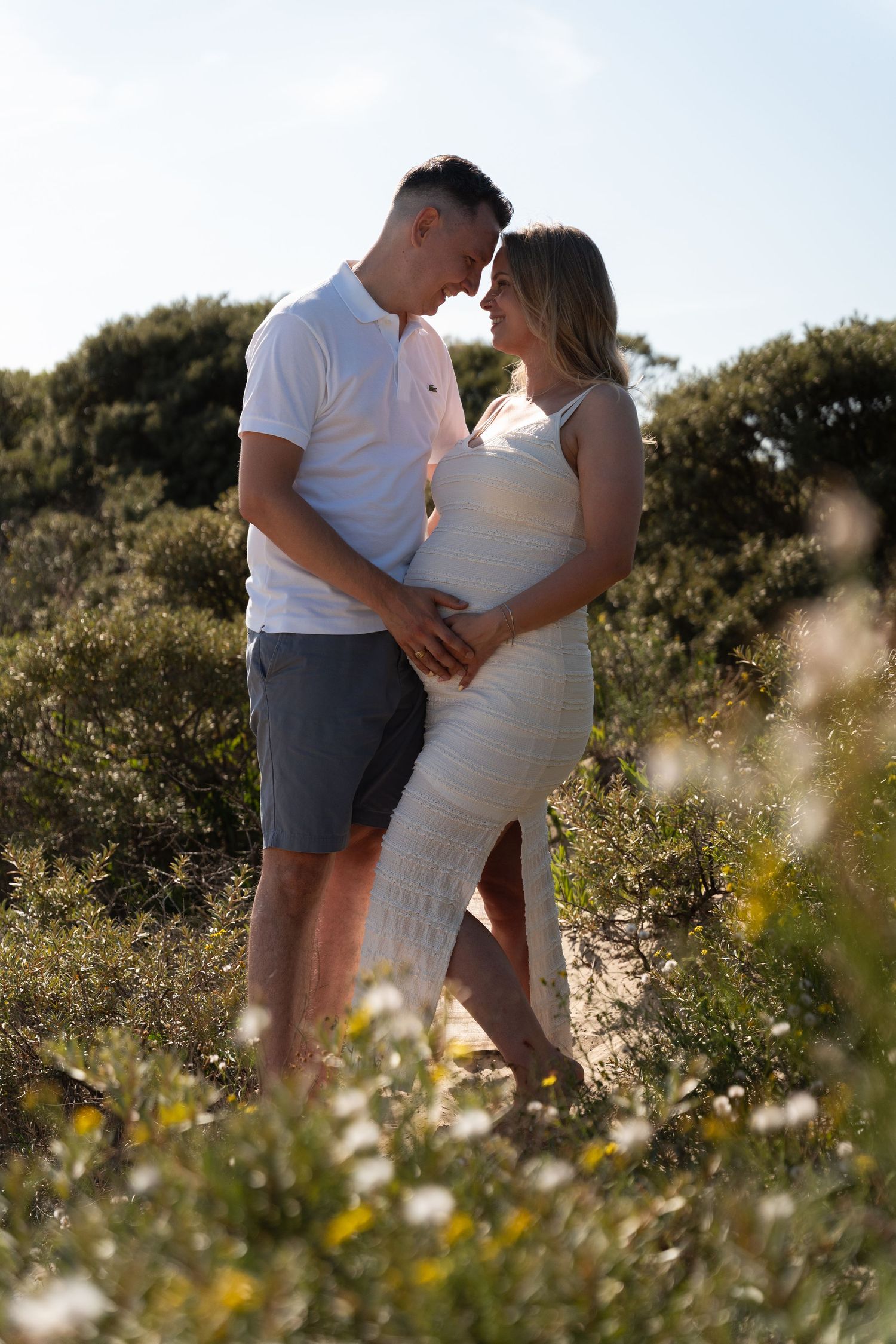 Pregnancy zwangerschap fotoshoot kijkduin delft strand golden hour lifestyle fotograaf caja photography