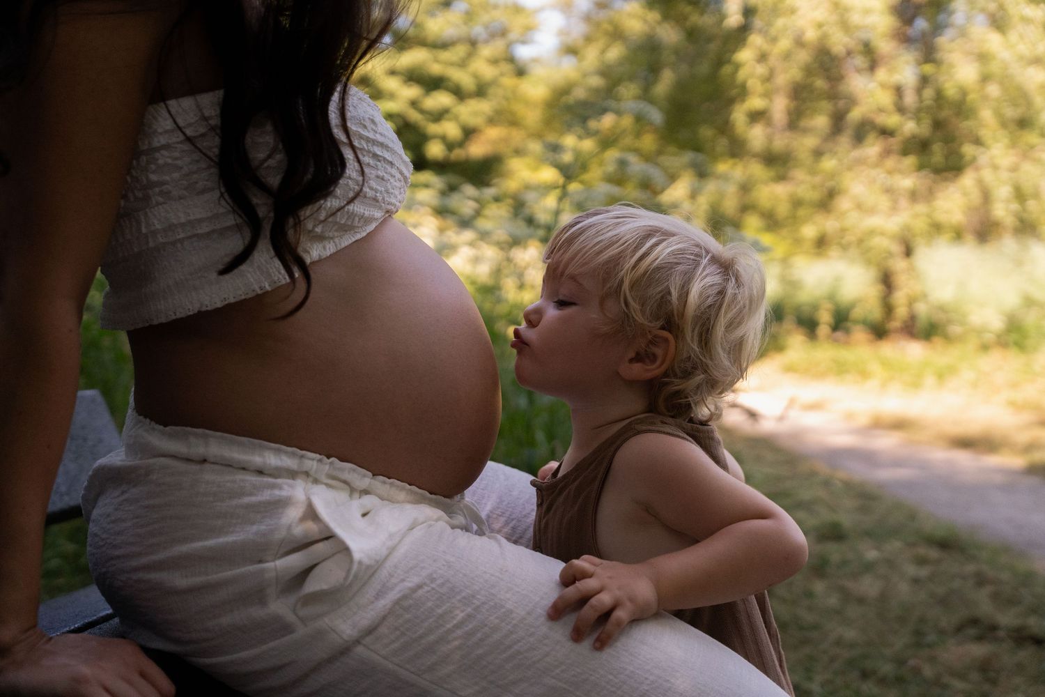 Pregnancy zwangerschap family fotoshoot kijkduin delft green wild flowers golden hour lifestyle fotograaf caja photography