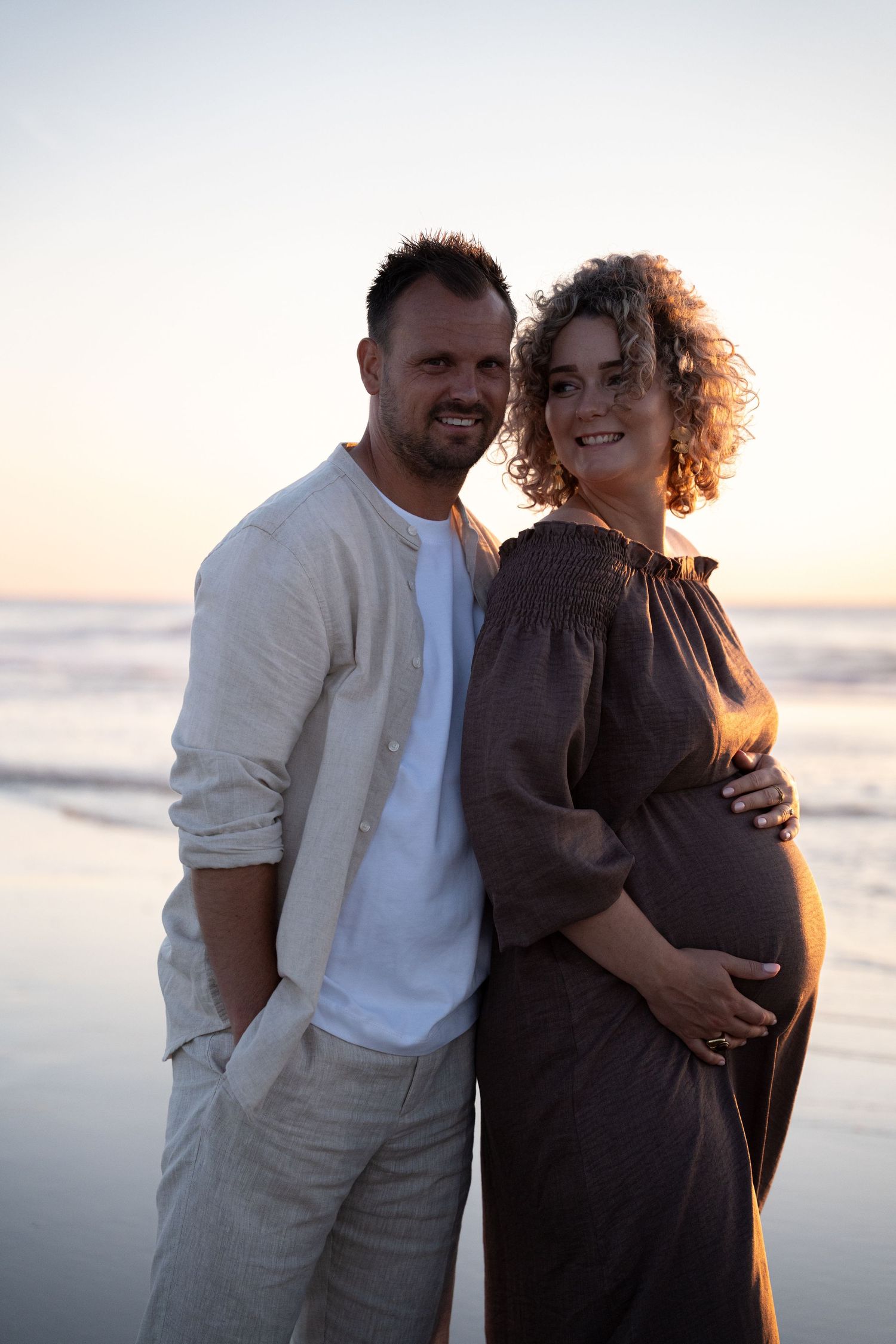 Pregnancy zwangerschap fotoshoot kijkduin delft strand golden hour lifestyle fotograaf caja photography