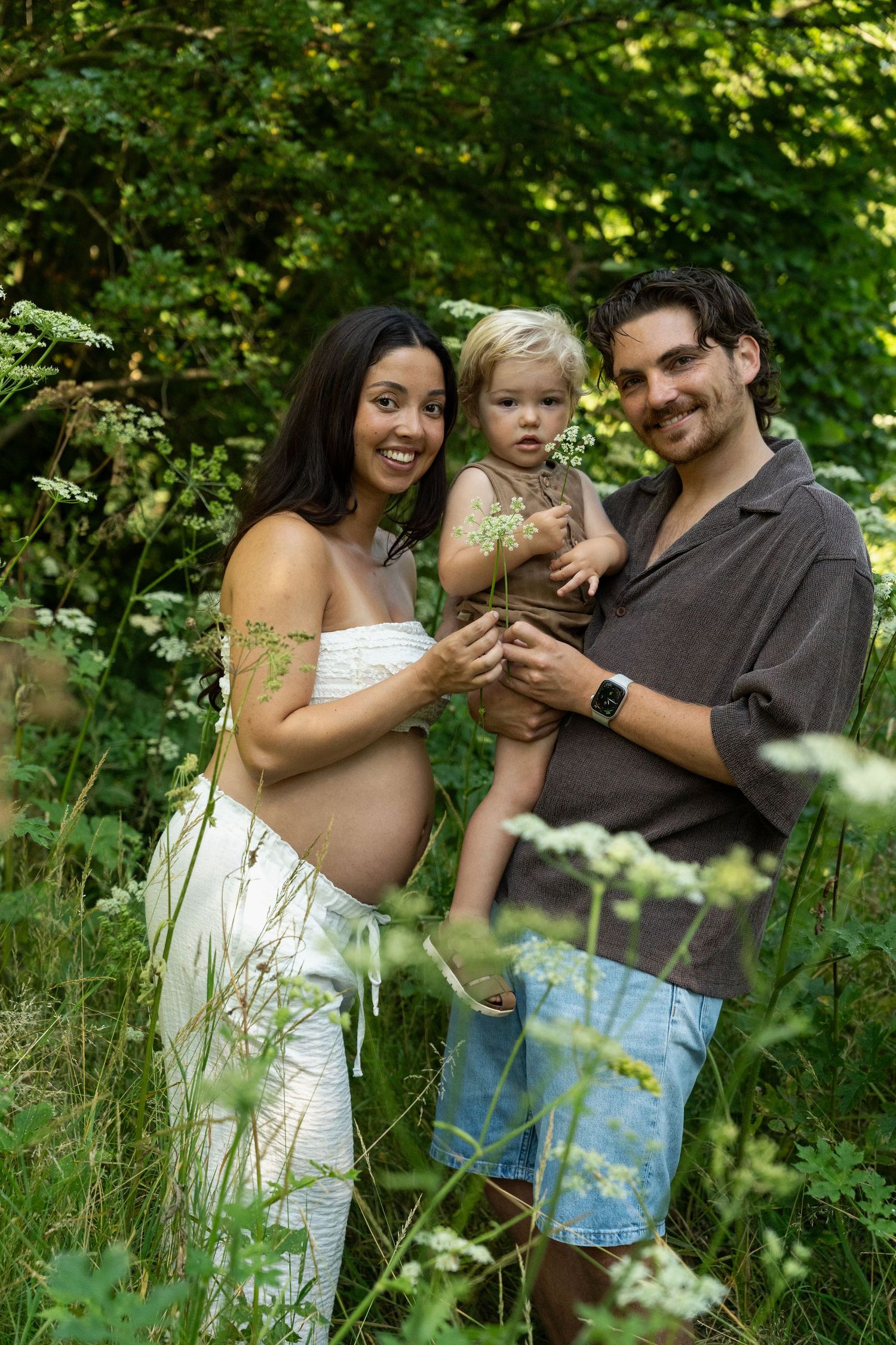Pregnancy zwangerschap family fotoshoot kijkduin delft green wild flowers golden hour lifestyle fotograaf caja photography