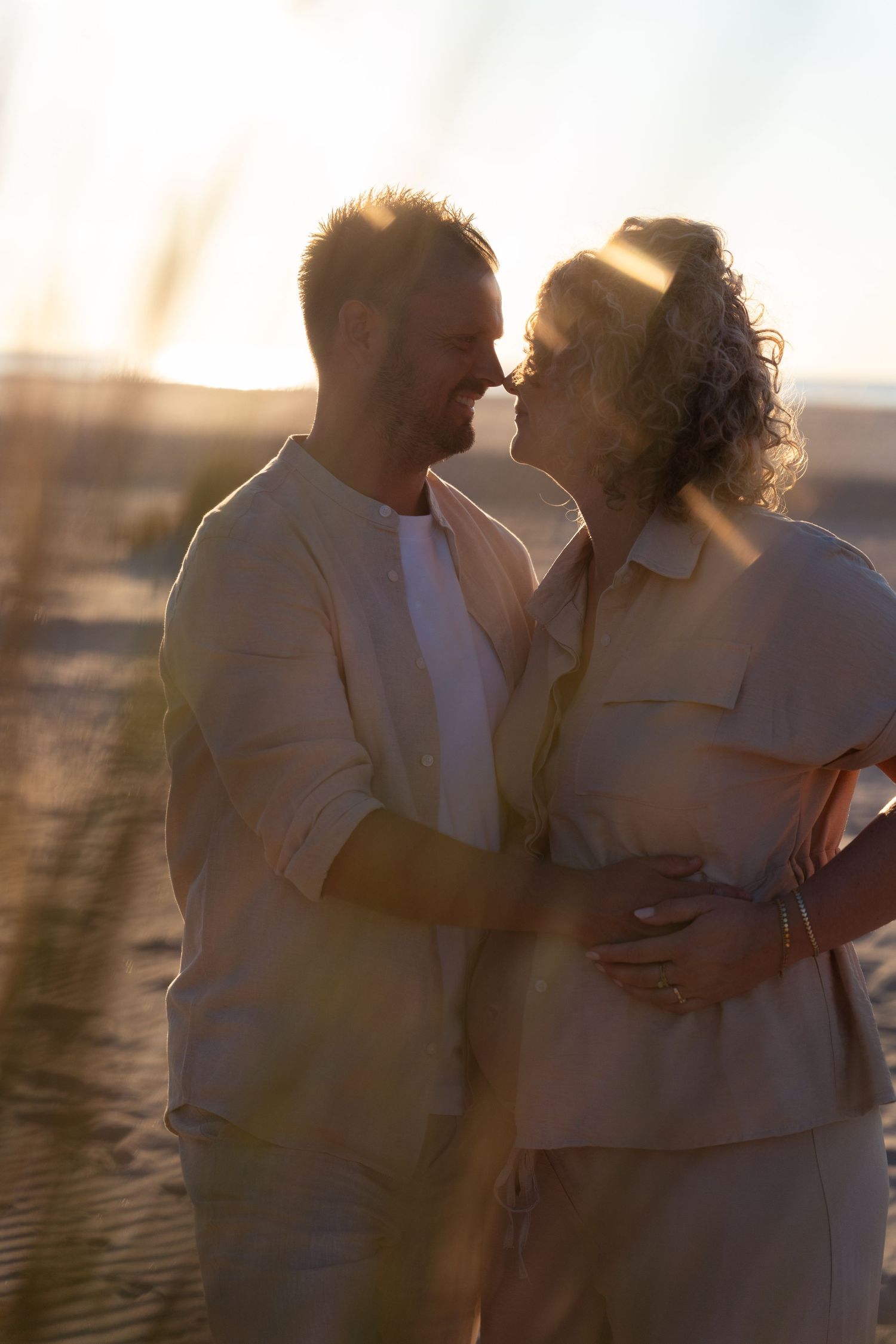 Pregnancy zwangerschap fotoshoot kijkduin delft strand golden hour lifestyle fotograaf caja photography