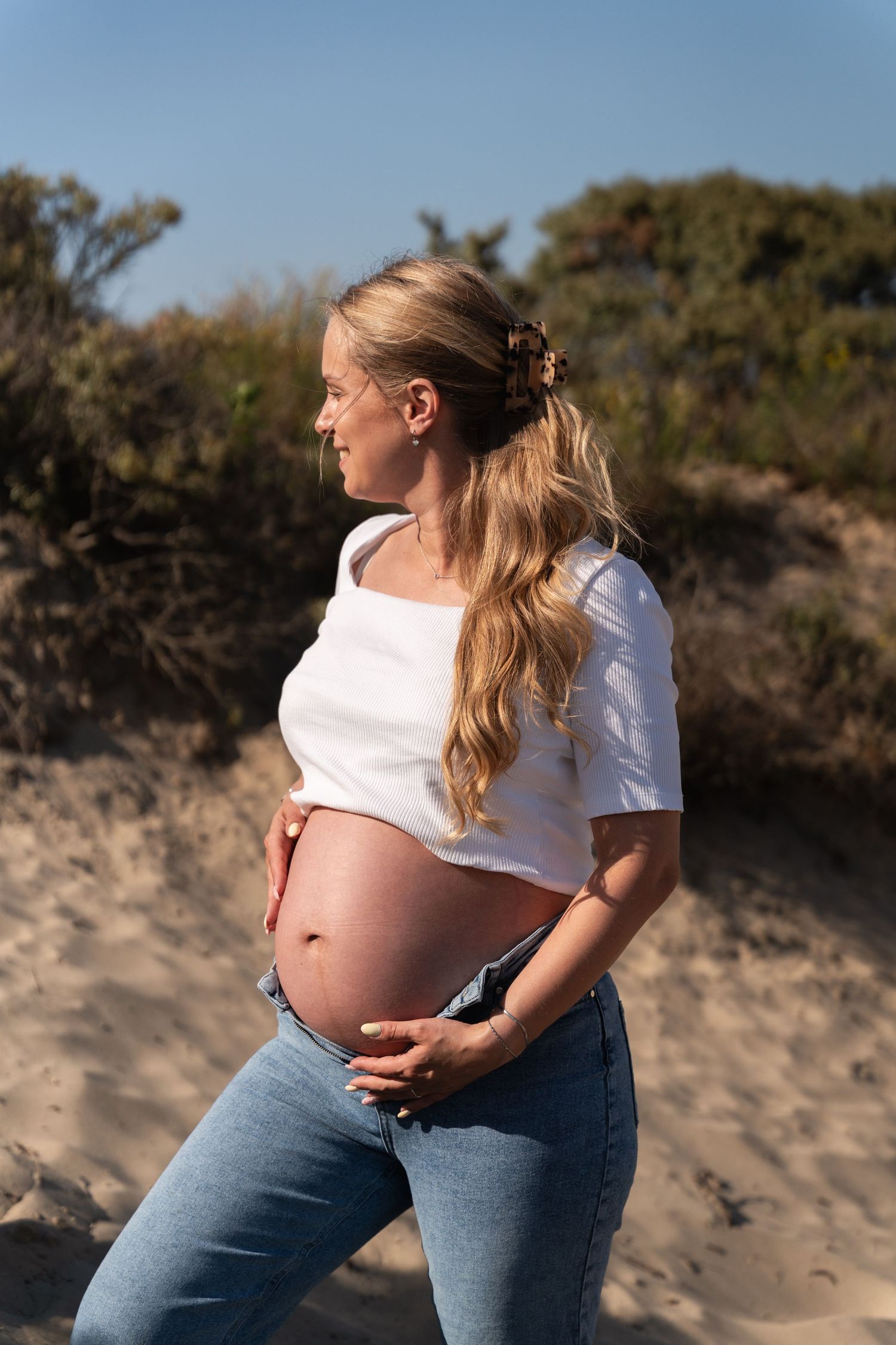 Pregnancy zwangerschap fotoshoot kijkduin delft strand golden hour lifestyle fotograaf caja photography