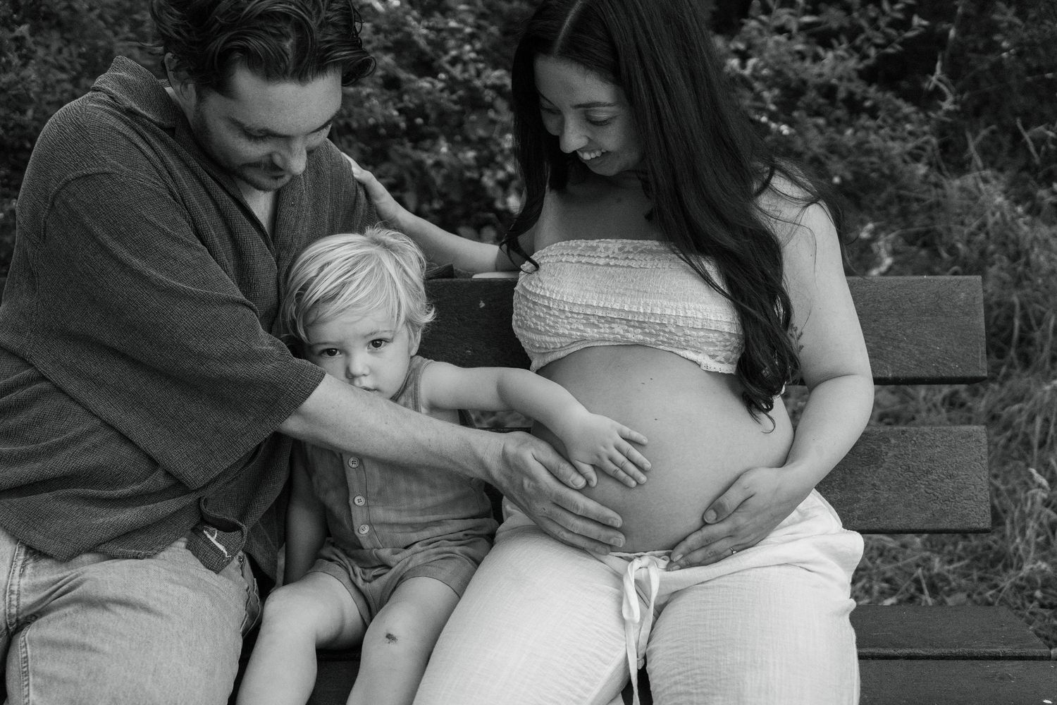 Pregnancy zwangerschap family fotoshoot kijkduin delft green wild flowers golden hour lifestyle fotograaf caja photography