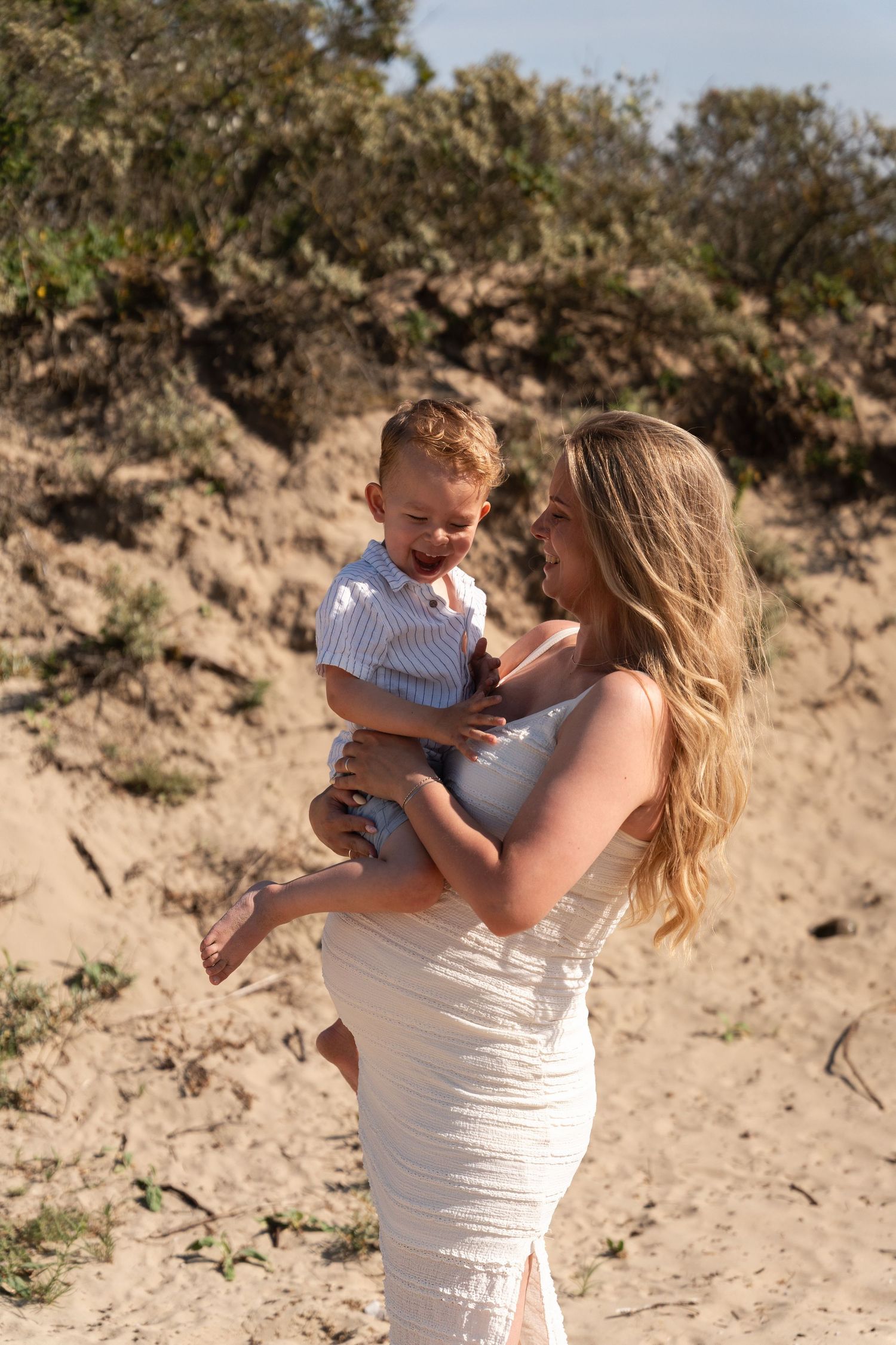 Pregnancy zwangerschap fotoshoot kijkduin delft strand golden hour lifestyle fotograaf caja photography
