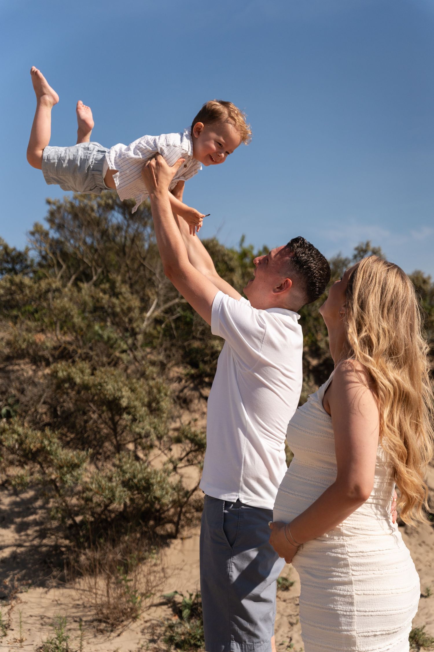 Pregnancy zwangerschap family fotoshoot kijkduin delft green wild flowers golden hour lifestyle fotograaf caja photography