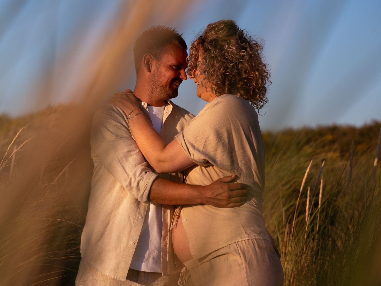 Pregnancy zwangerschap fotoshoot kijkduin delft strand golden hour lifestyle fotograaf caja photography
