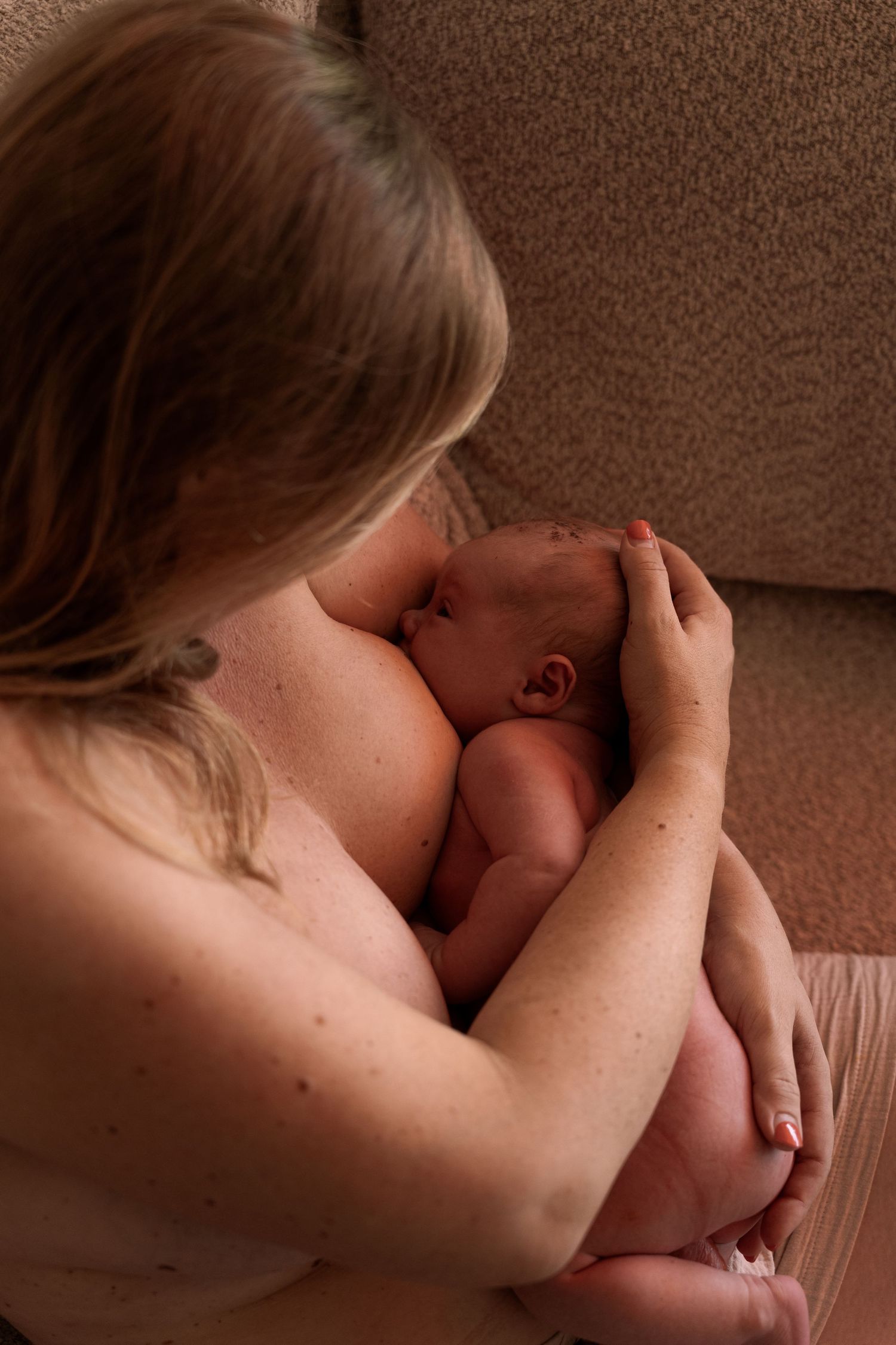 newborn zwangerschap fotoshoot home delft nude breastfeeding borstvoeding lifestyle fotograaf caja photography
