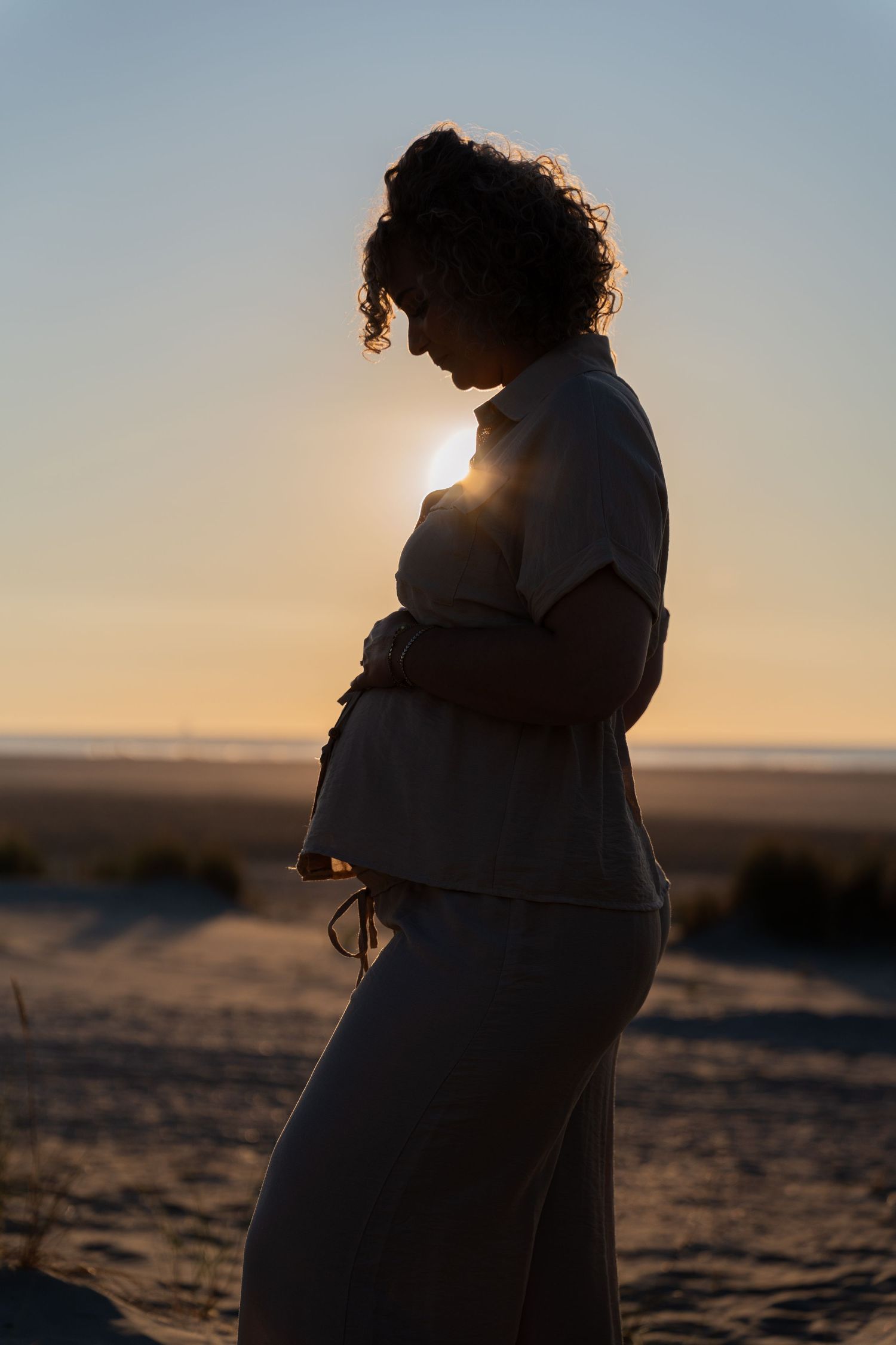 Pregnancy zwangerschap fotoshoot kijkduin delft strand golden hour lifestyle fotograaf caja photography
