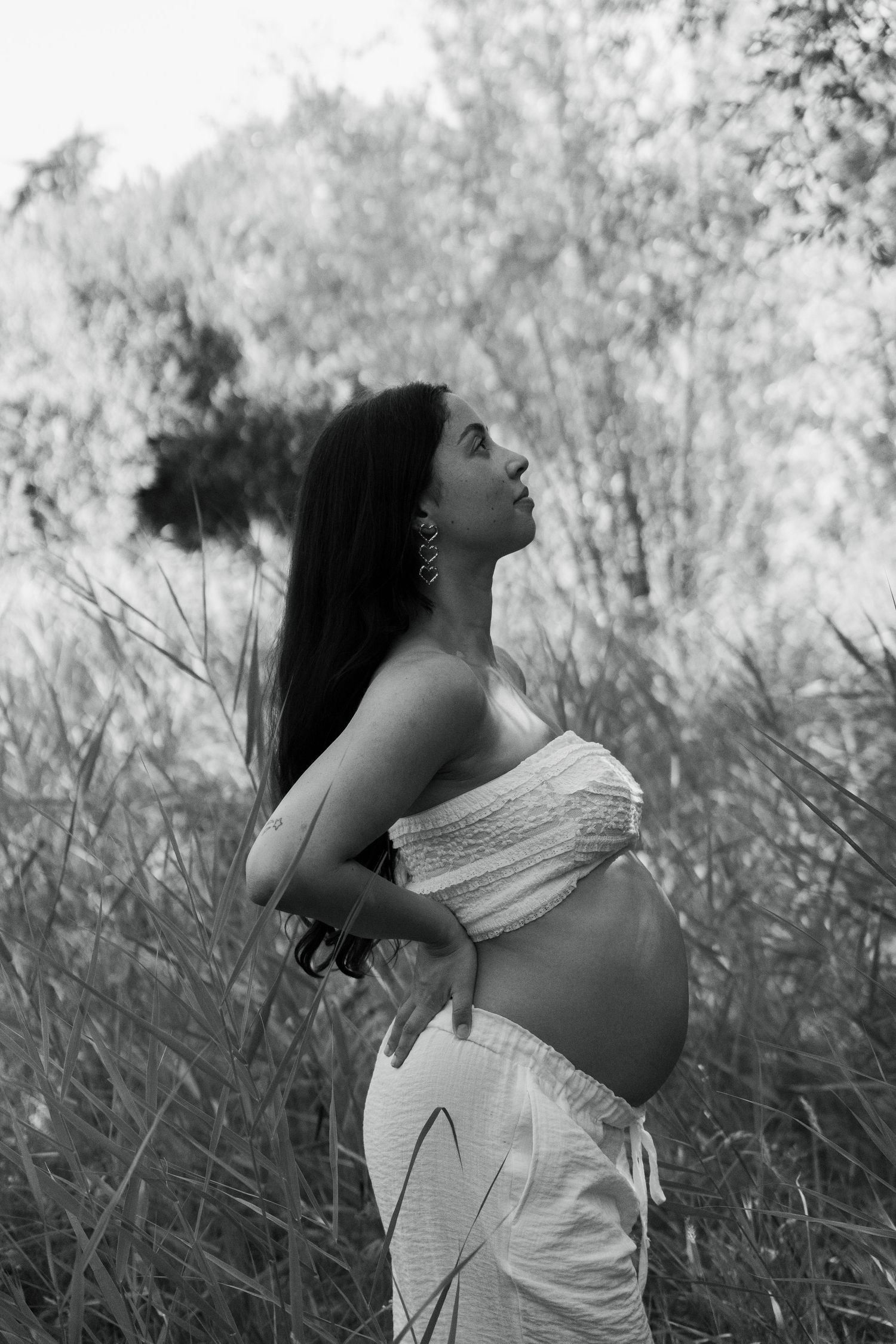 Pregnancy zwangerschap family fotoshoot kijkduin delft green wild flowers golden hour lifestyle fotograaf caja photography