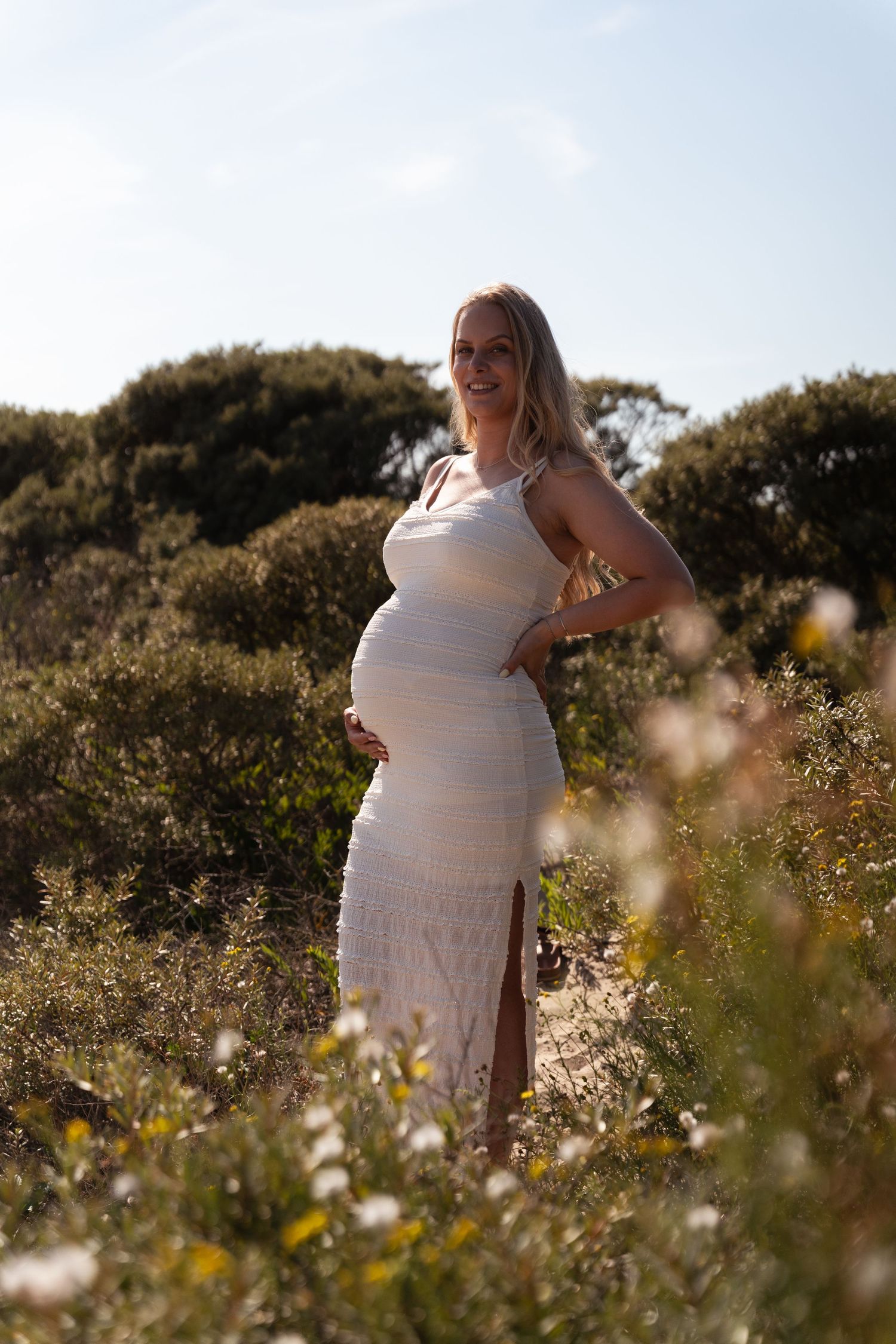 Pregnancy zwangerschap fotoshoot kijkduin delft strand golden hour lifestyle fotograaf caja photography