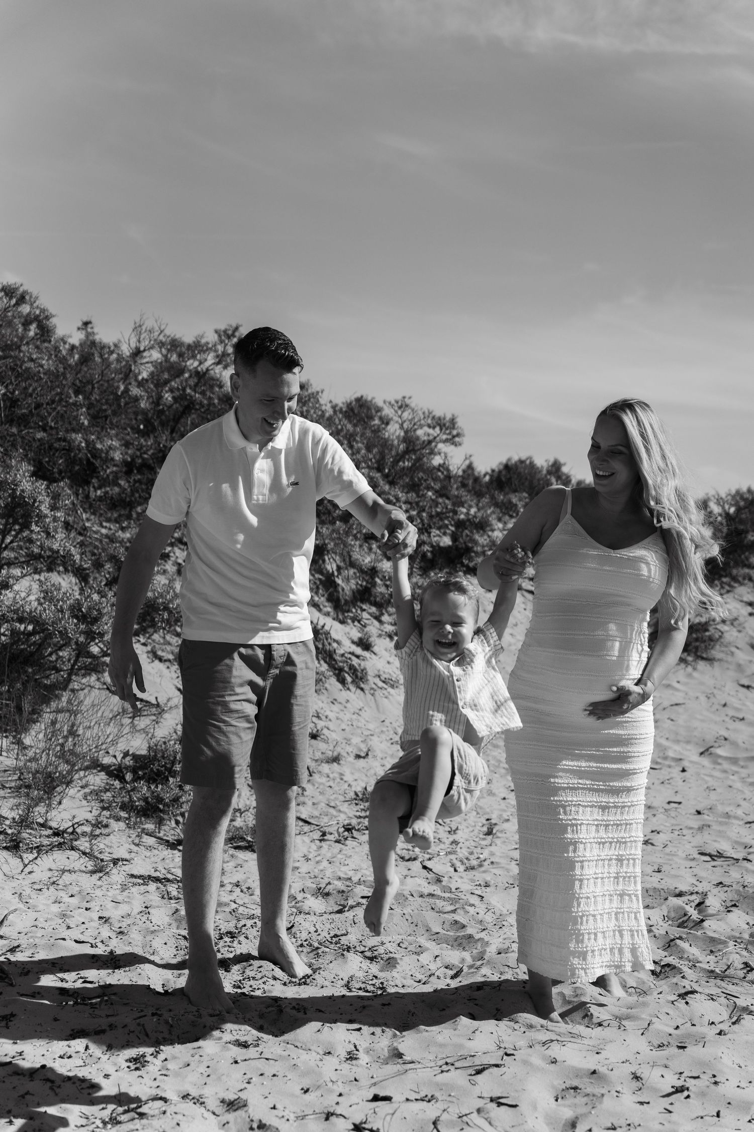 Pregnancy zwangerschap family fotoshoot kijkduin delft green wild flowers golden hour lifestyle fotograaf caja photography
