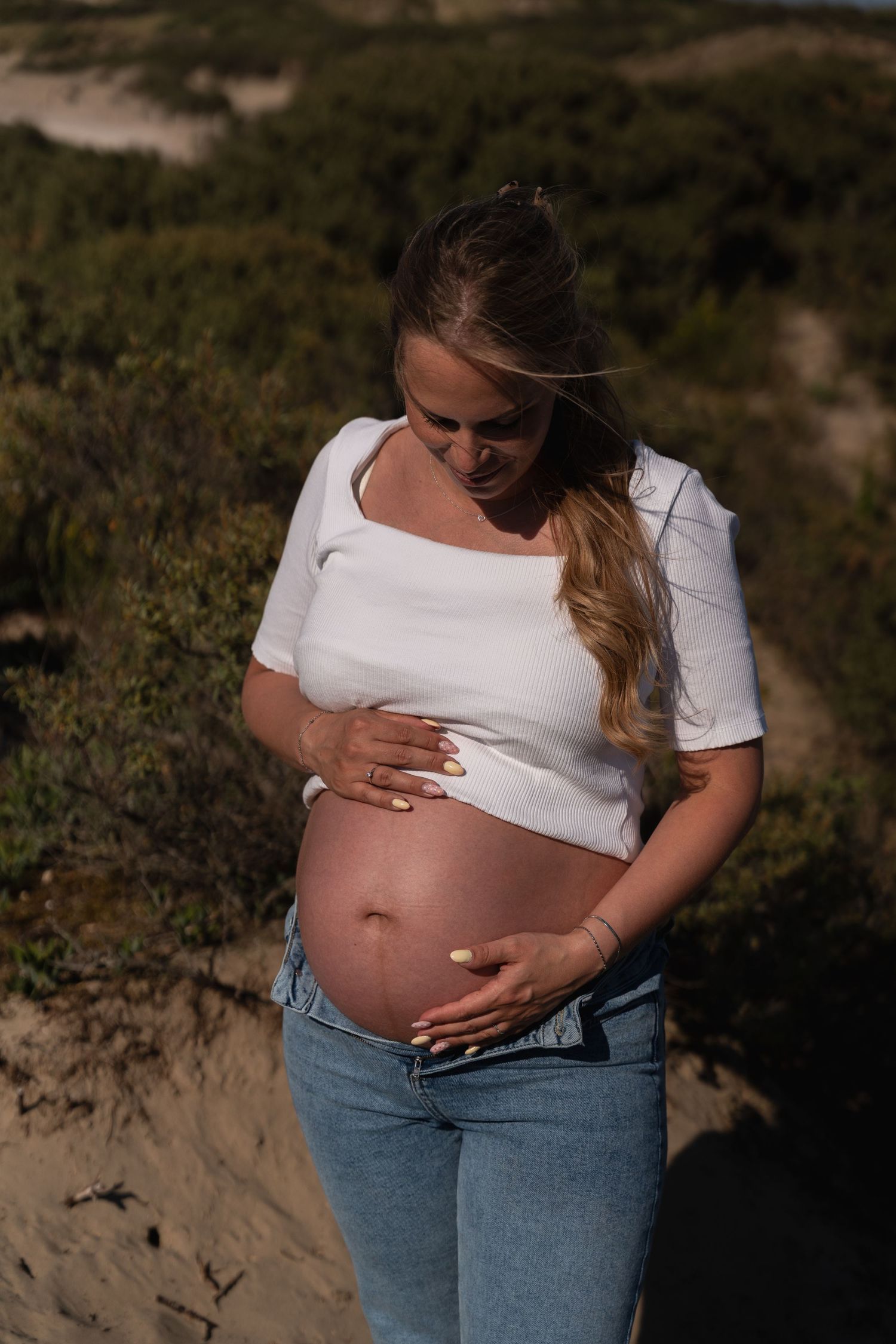 Pregnancy zwangerschap fotoshoot kijkduin delft strand golden hour lifestyle fotograaf caja photography