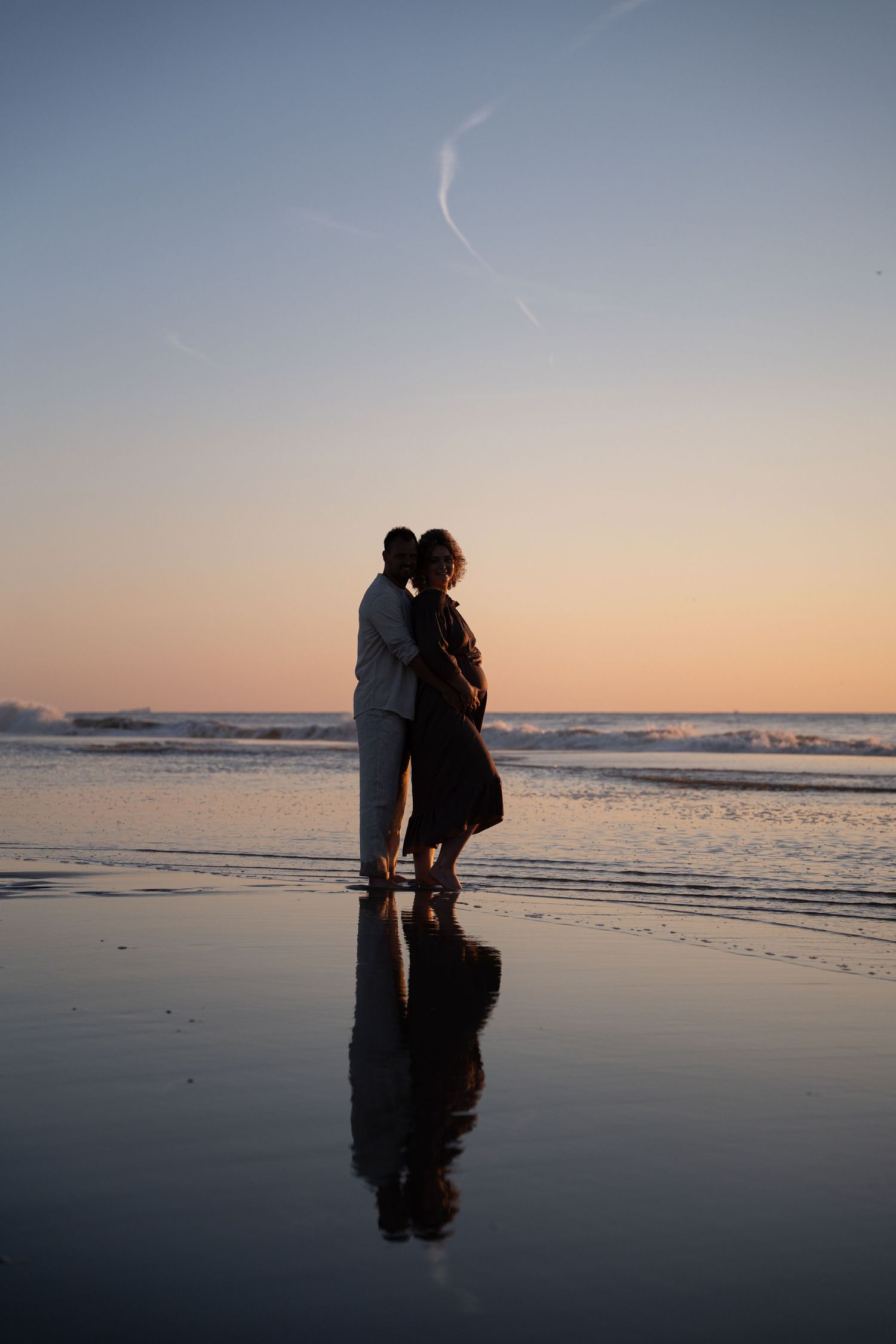 Pregnancy zwangerschap fotoshoot kijkduin delft strand golden hour lifestyle fotograaf caja photography