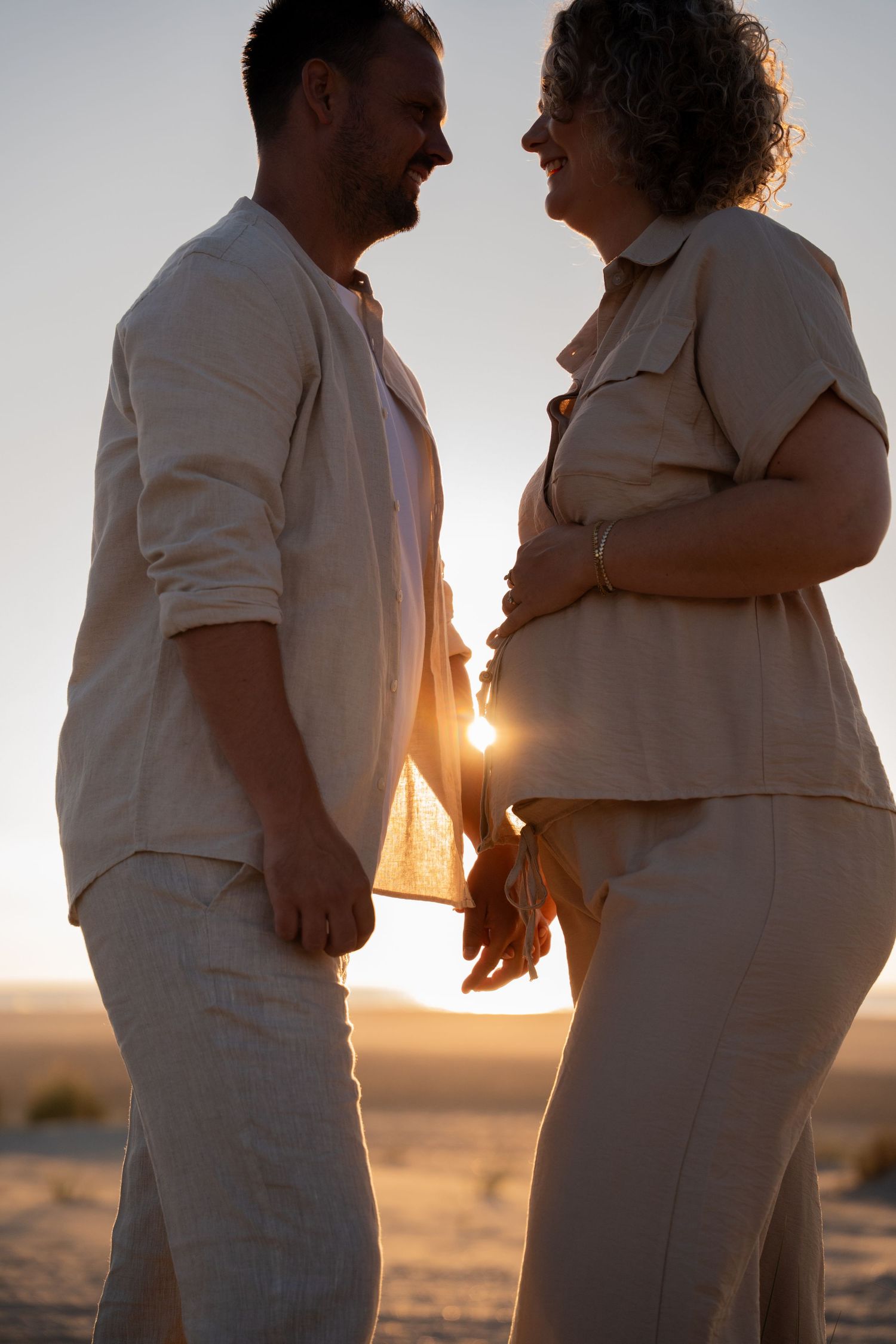 Pregnancy zwangerschap fotoshoot kijkduin delft strand golden hour lifestyle fotograaf caja photography