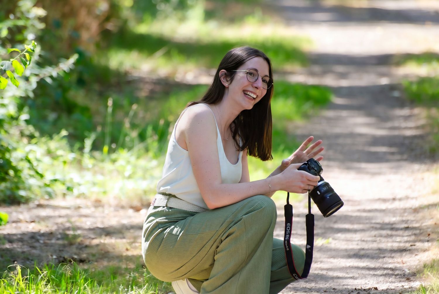 Photo d'une femme avec un appareil photo