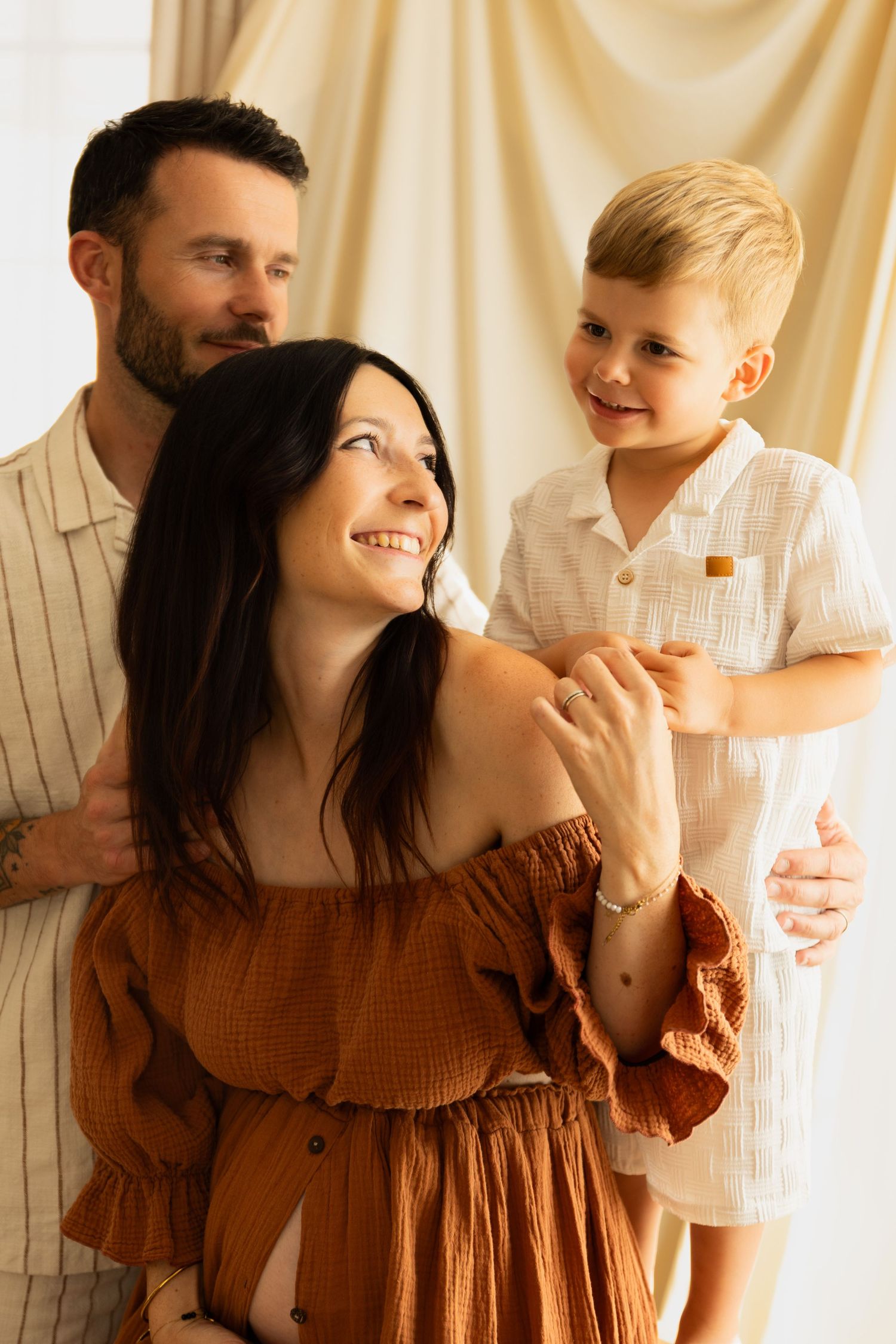 Photo d'une future maman et son aîné avec son mari