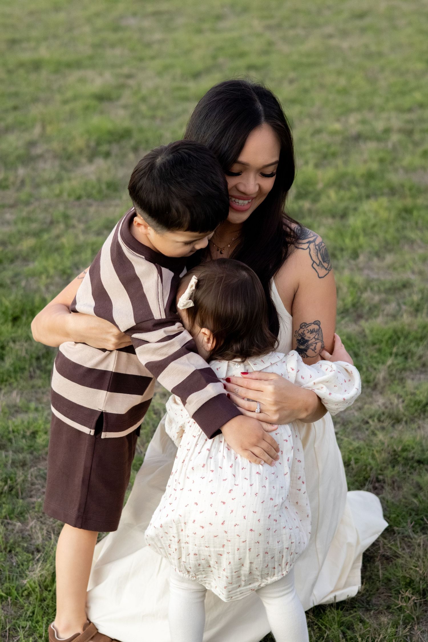 Perth field motherhood session
Mum cuddling her kids