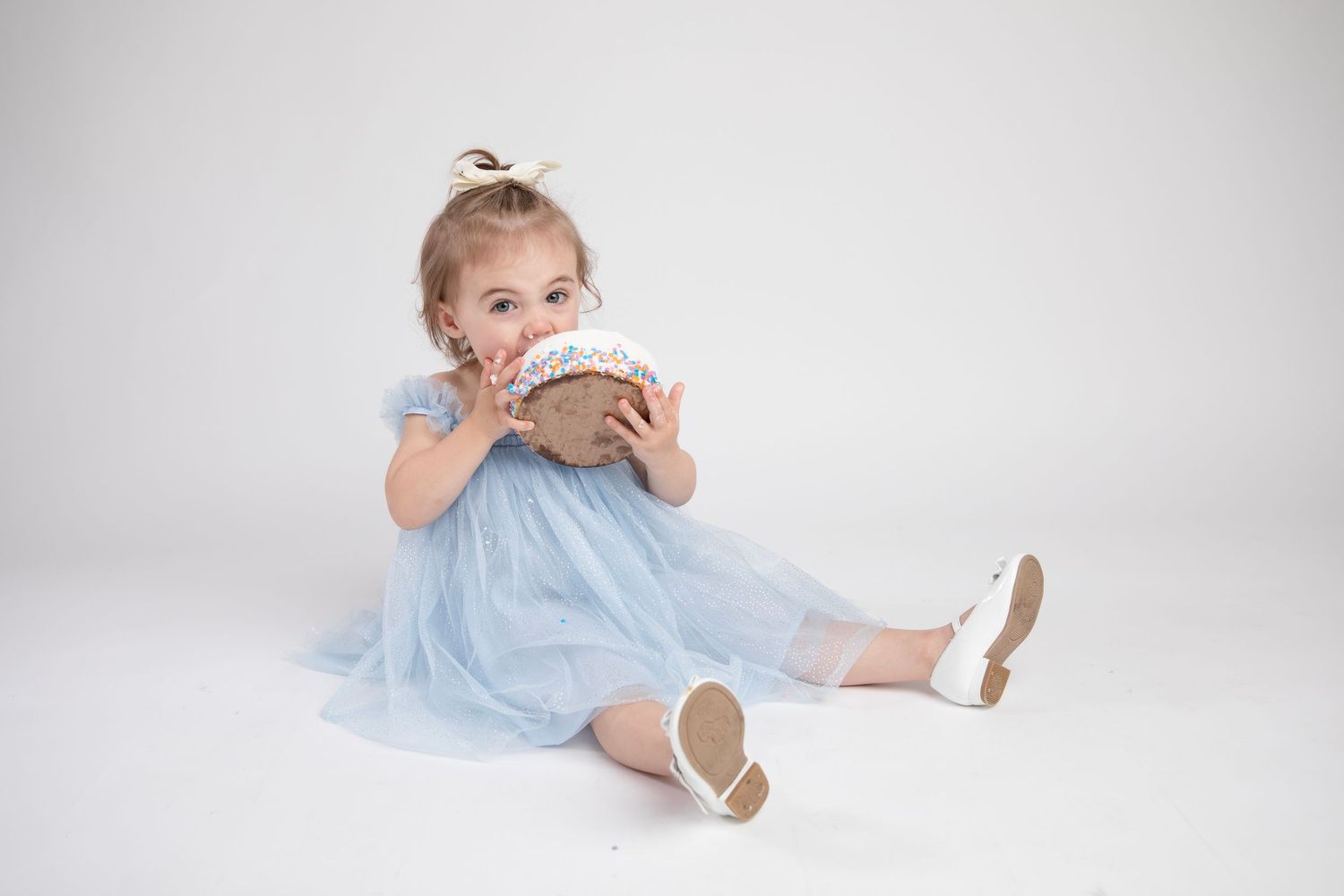Milestone photography session featuring light blue dress and white numbered props.