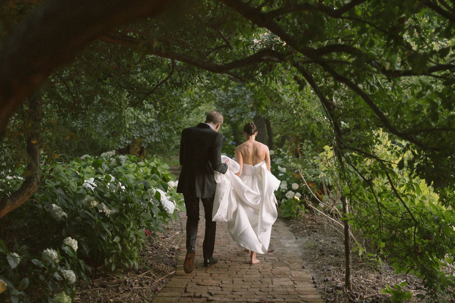 Timeless, sexy, and editorial wedding photography from Cape Town at Johannesdal.1207.masterful planning by Kiona Events with Fleurlecordeur