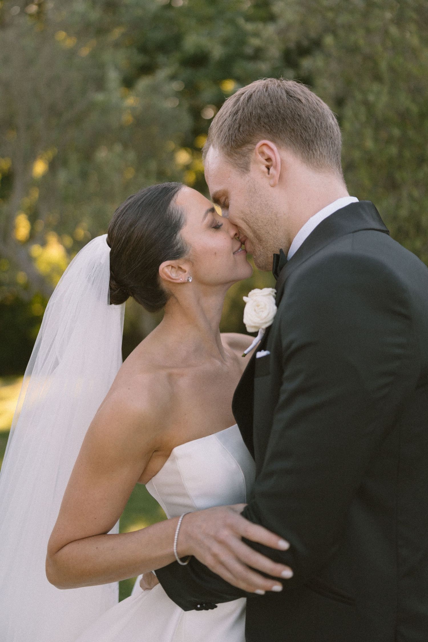 Timeless, sexy, and editorial wedding photography from Cape Town at Johannesdal.1207.masterful planning by Kiona Events with Fleurlecordeur