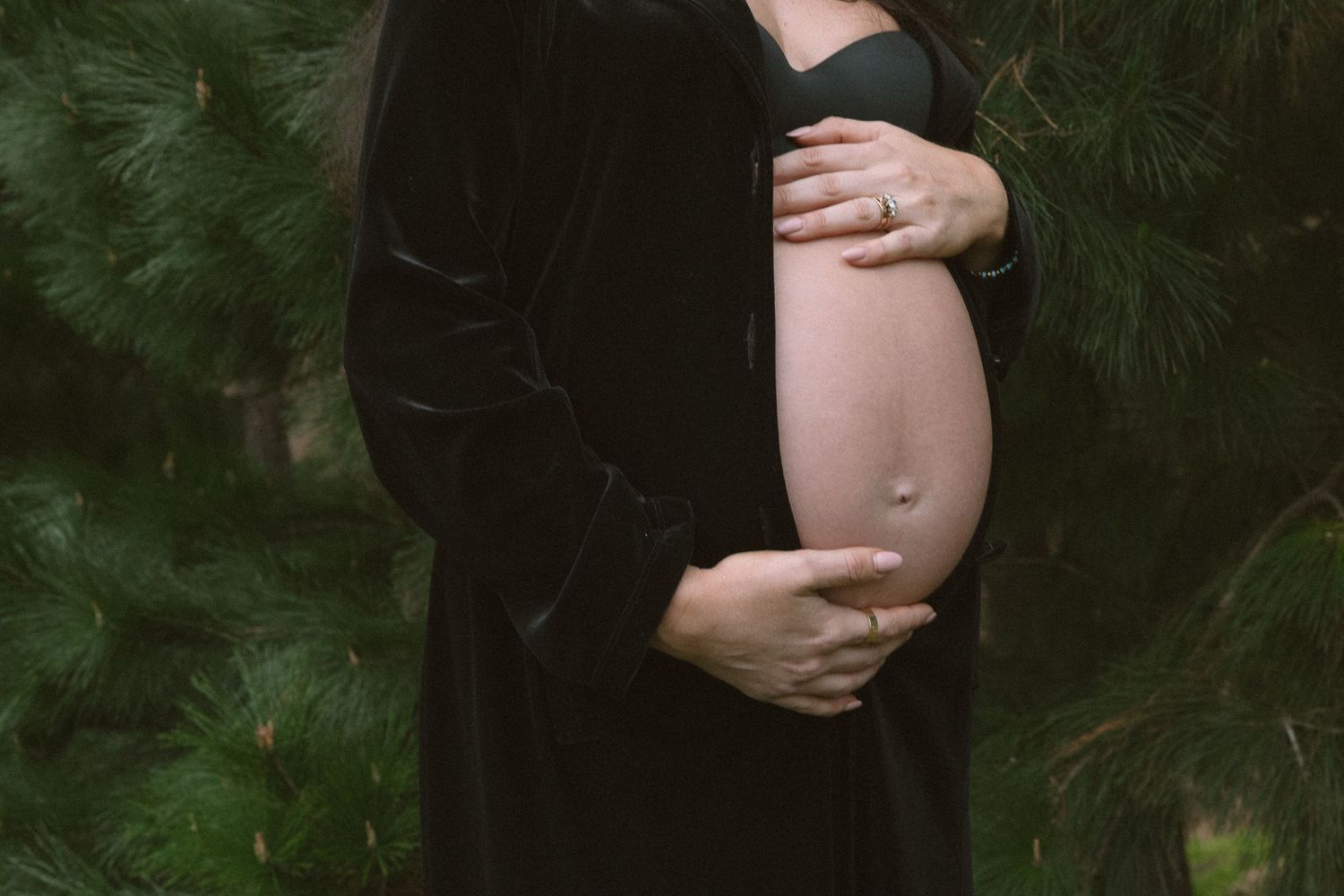 Timeless and editorial pregnancy photography from Cape Town. Refined, elegant imagery that feels as good as it looks STIL_ Wanderlus Kyknet