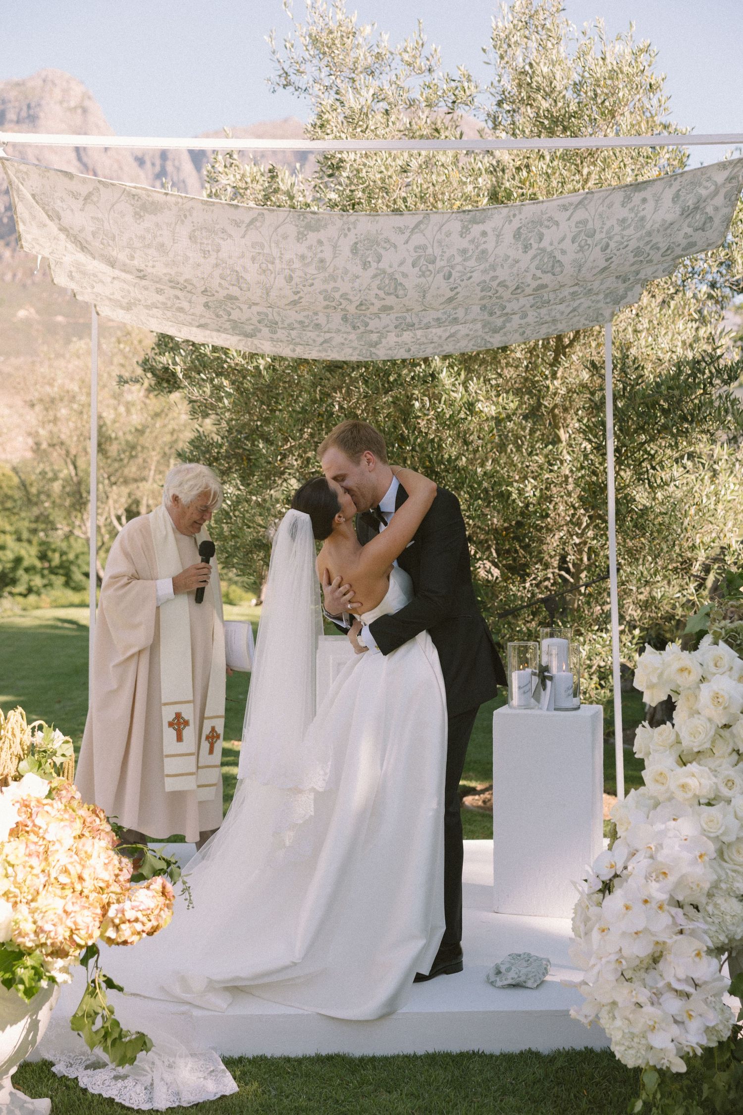 Timeless, sexy, and editorial wedding photography from Cape Town at Johannesdal.1207.masterful planning by Kiona Events with Fleurlecordeur