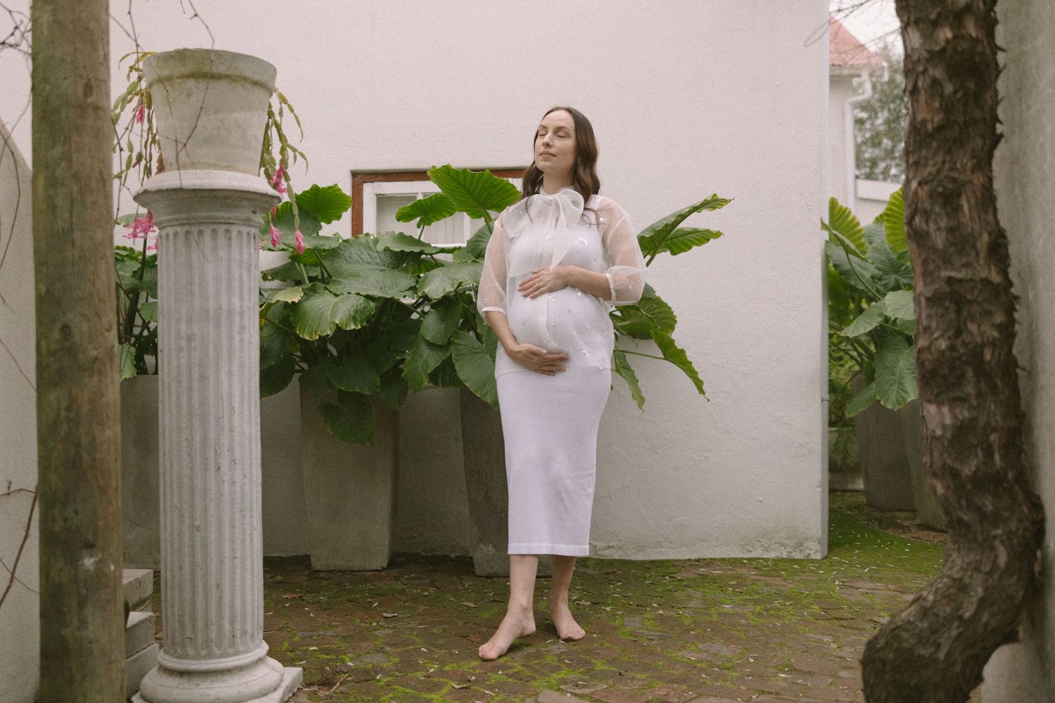 Timeless and editorial pregnancy photography from Cape Town. Refined, elegant imagery that feels as good as it looks STIL_ Wanderlus Kyknet